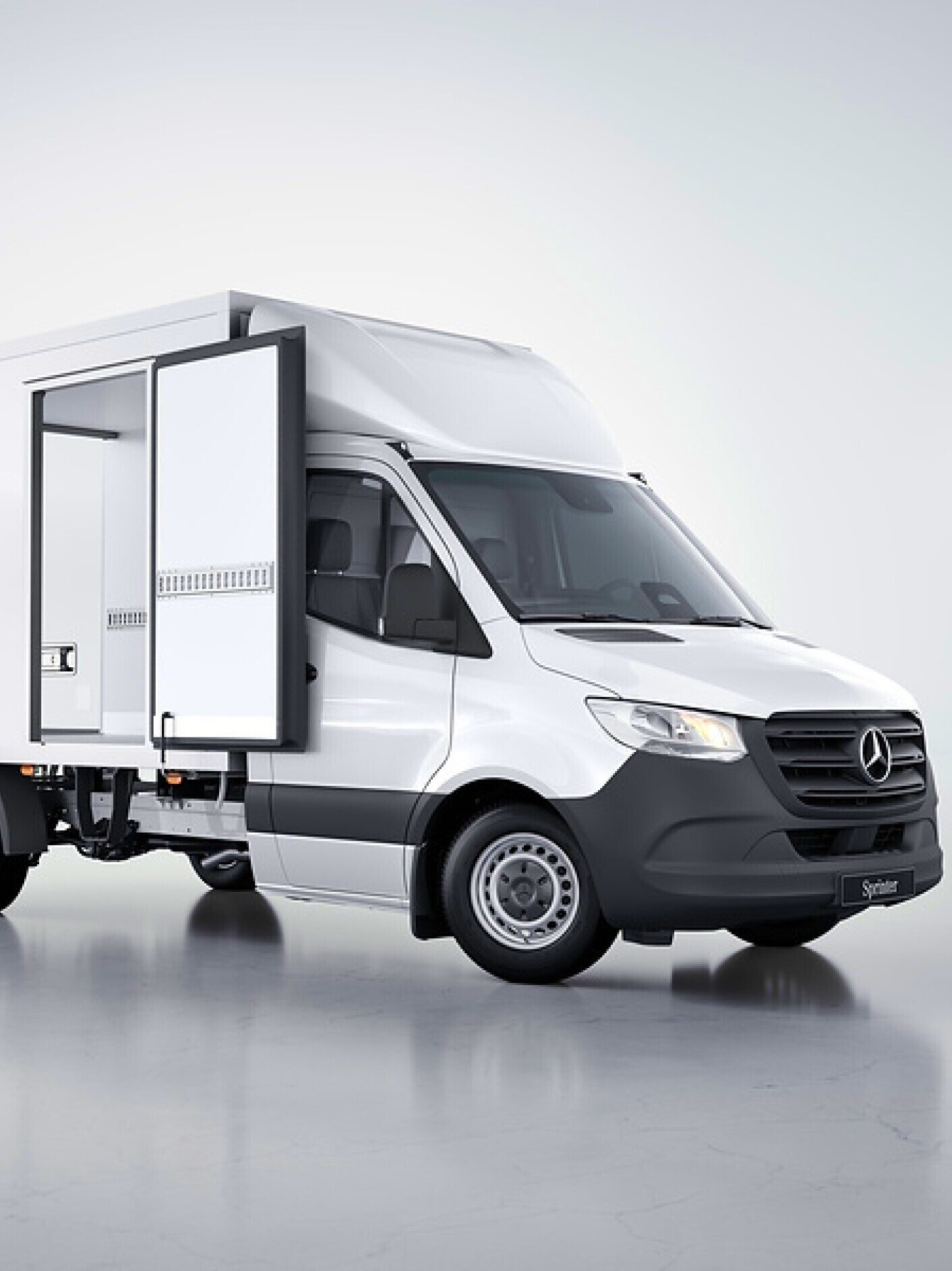 Un Mercedes-Benz Sprinter châssis-cabine avec une solution professionnelle de VanSolution.