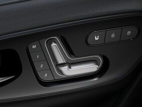 Les commandes de siège conducteur à réglage électrique dans le Mercedes-Benz Sprinter Chassis à benne.