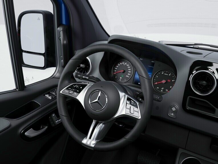 Volant multifonction avec panneaux de commande tactiles pour le régulateur de vitesse dans le Mercedes-Benz Sprinter Chassis à benne.