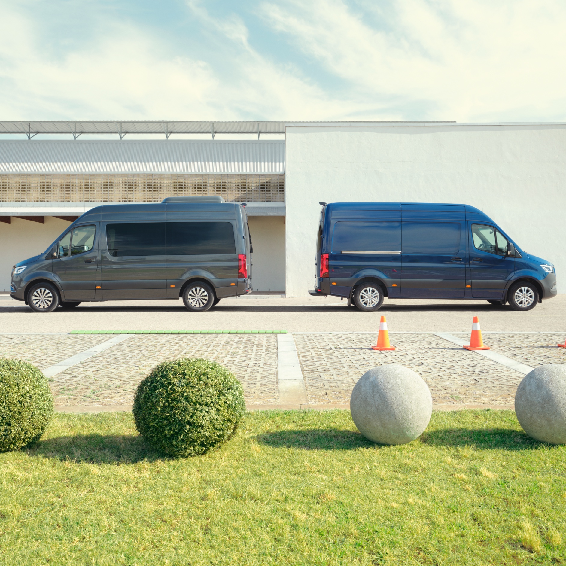 Contact | Sprinter | Mercedes-Benz Les Mercedes-Benz Sprinter Tourer et fourgon dans une zone de stationnement.