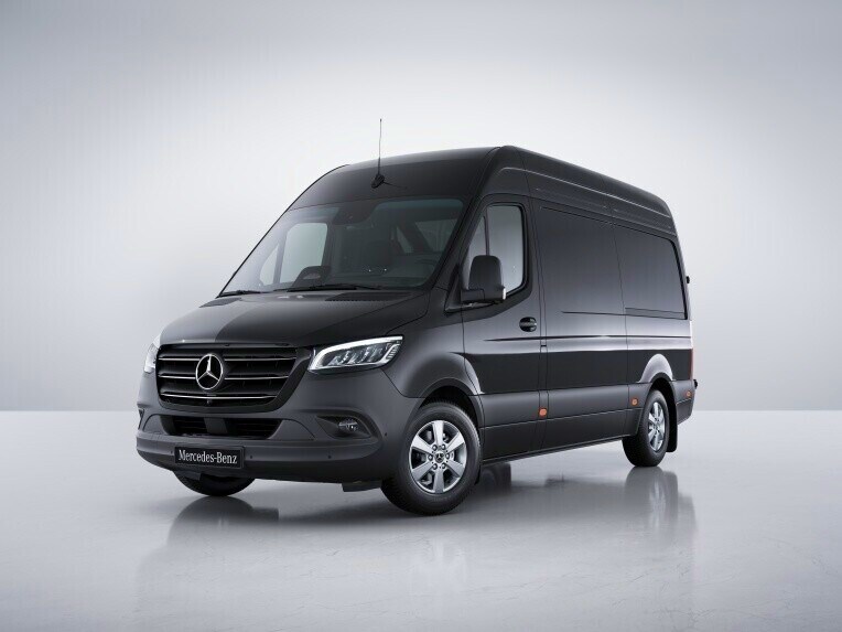 Le Mercedes-Benz Sprinter Fourgon avec un design de route rugueux.