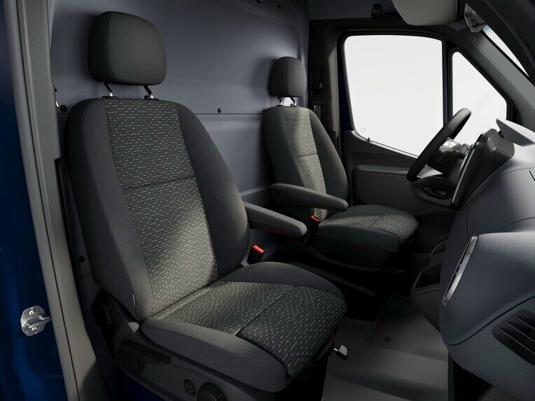 Les sièges confort du conducteur et du passager avant du Mercedes-Benz Sprinter Fourgon.
