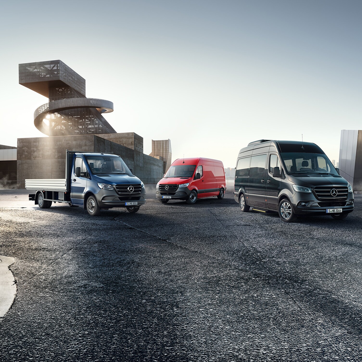 Het Sprinter-bestelwagenassortiment van Mercedes‑Benz in een stedelijke omgeving, futuristisch