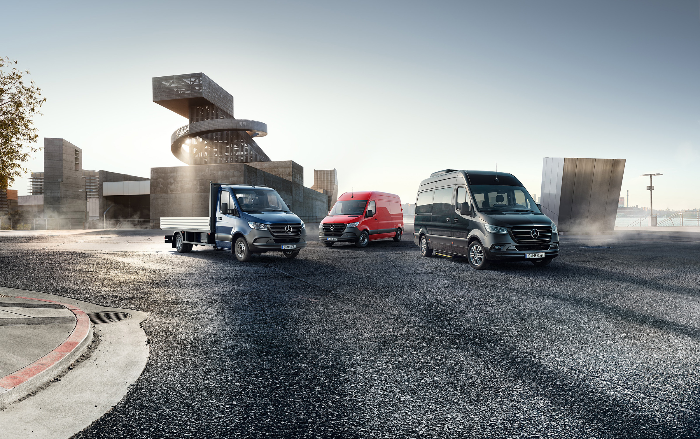 Sprinter-serie | Alle Sprinter-modellen | Mercedes-Benz Bestelwagens Het Sprinter-bestelwagenassortiment van Mercedes‑Benz in een stedelijke omgeving, futuristisch