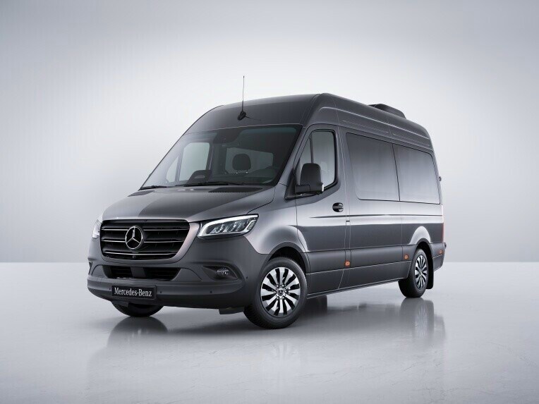 Le Mercedes-Benz Sprinter Tourer avec un design de route rugueux.