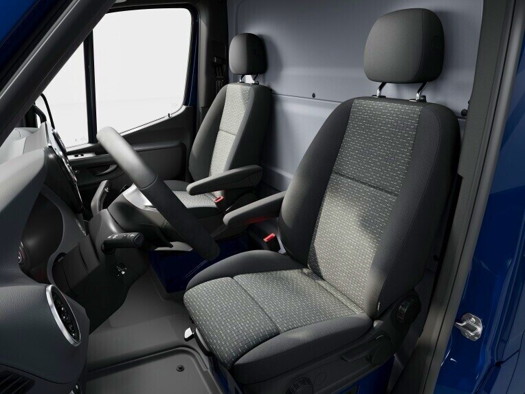 Les sièges confort du conducteur et du passager avant du Mercedes-Benz Sprinter Tourer.