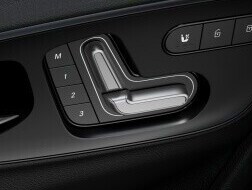 Les éléments de commande du siège conducteur à réglage électrique du Mercedes-Benz Sprinter Tourer.