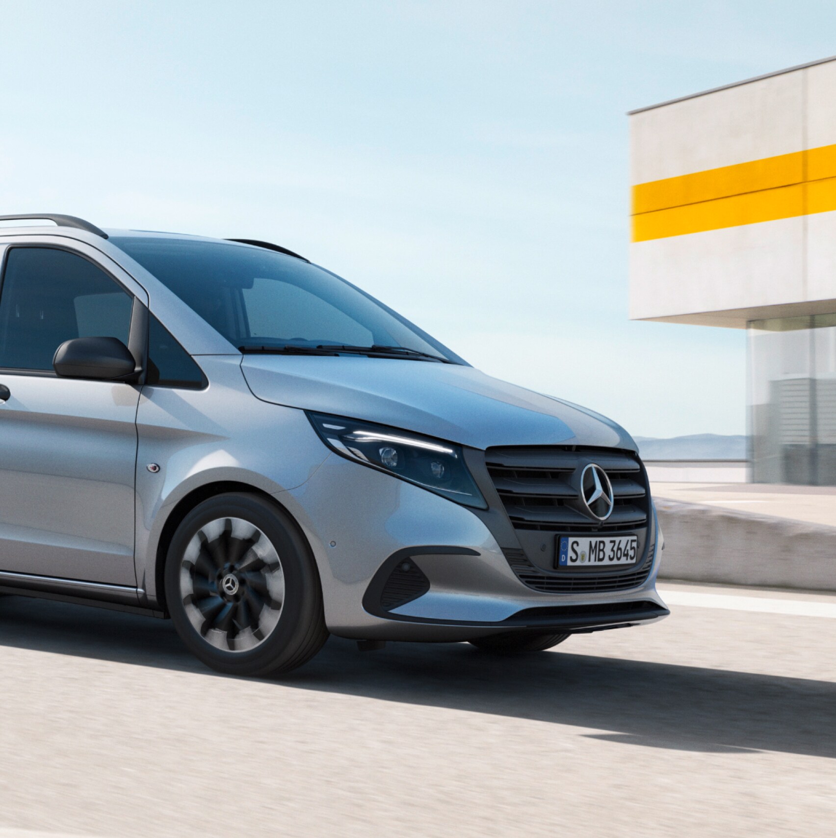 Le Mercedes-Benz Vito Mixto sur le toit d'un parking à étages.