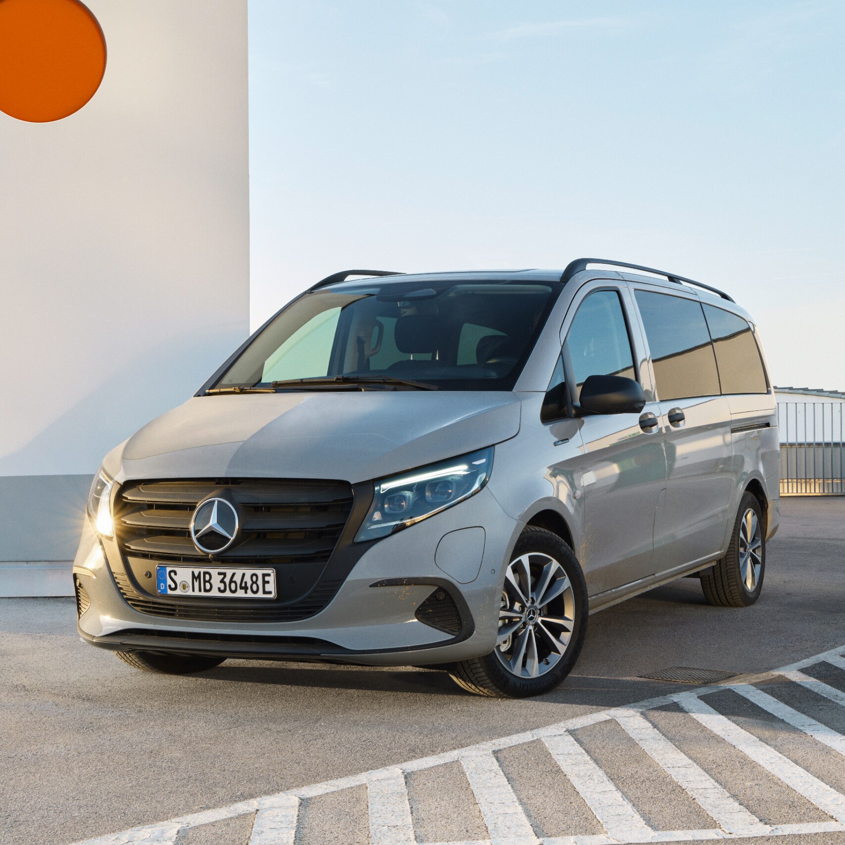 De Mercedes-Benz eVito Tourer op het dak van een meerlaagse parkeergarage.