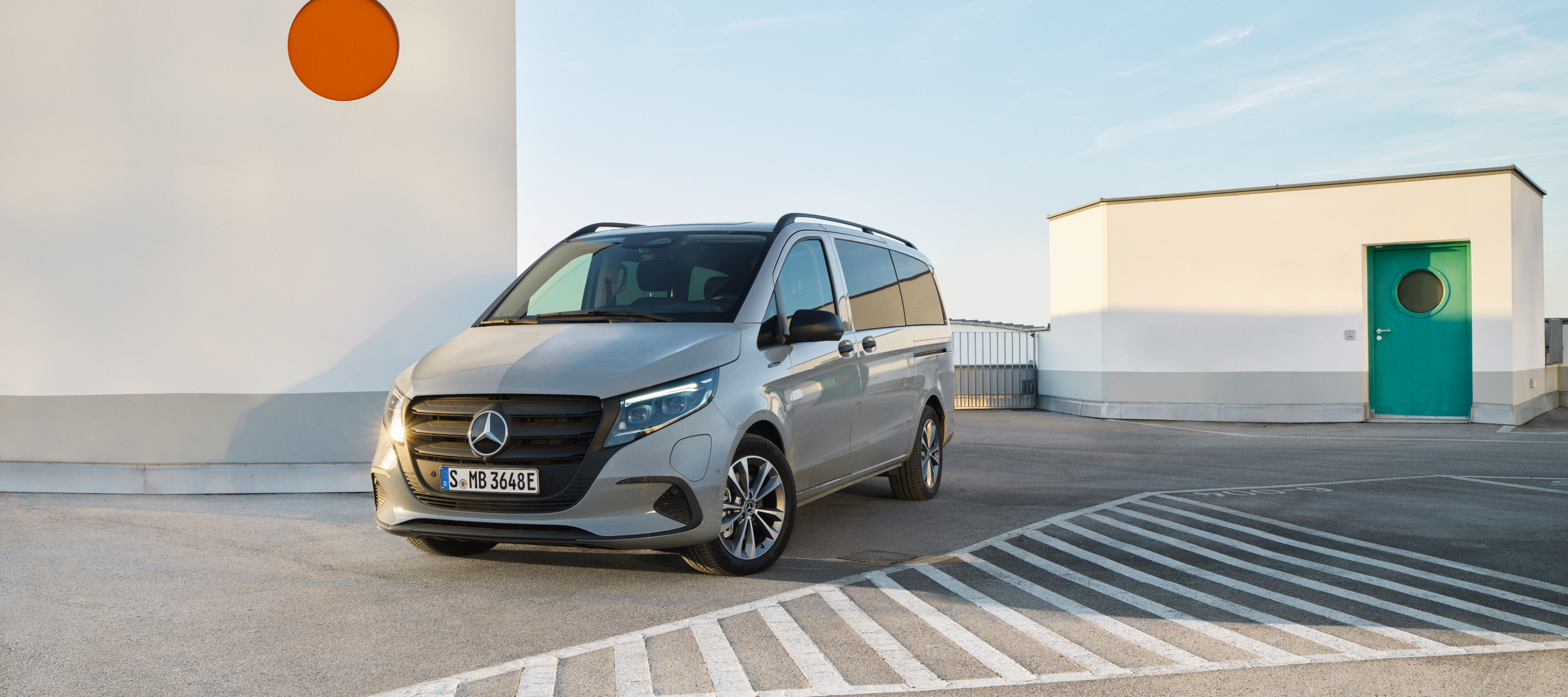 Modelvergelijking | eVito Tourer | Mercedes-Benz De Mercedes-Benz eVito Tourer op het dak van een meerlaagse parkeergarage.