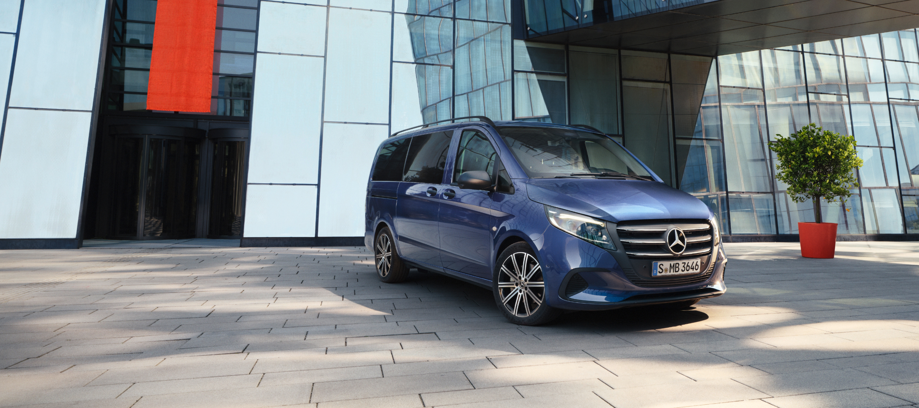 Modelvergelijking | Vito Tourer | Mercedes-Benz De Mercedes-Benz Vito Tourer voor een kantoorgebouw.