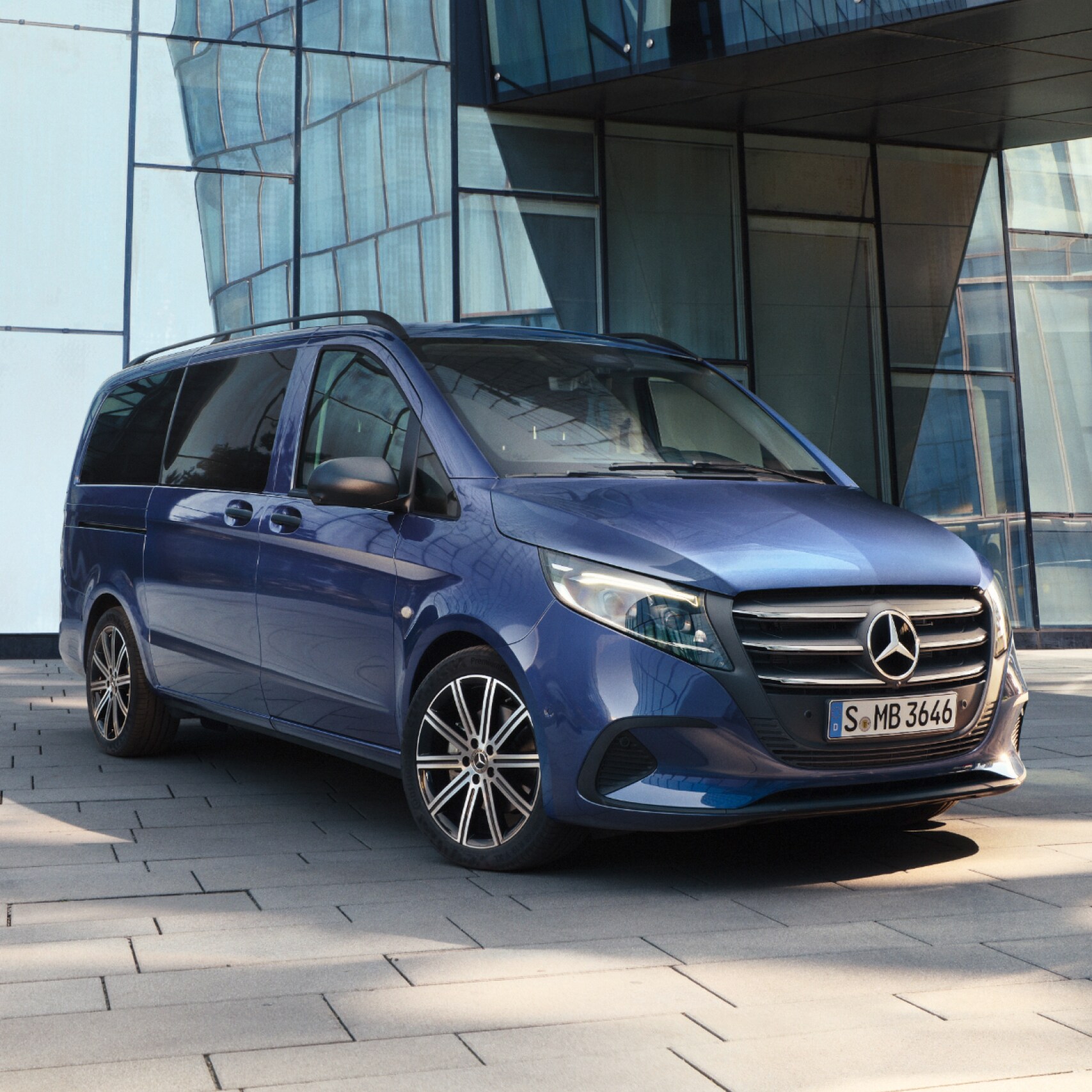 De Mercedes-Benz Vito Tourer voor een kantoorgebouw.