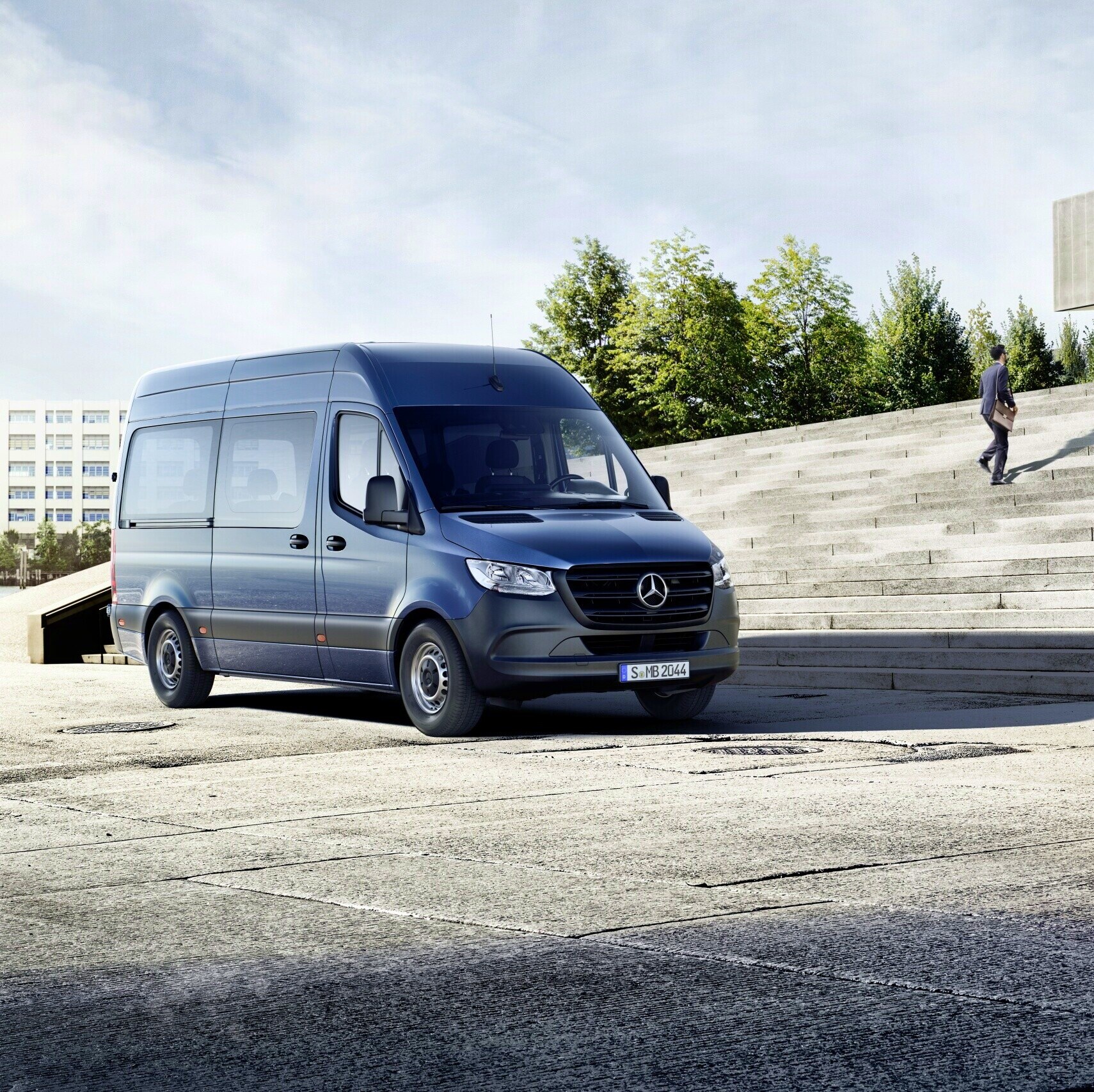 Le Mercedes-Benz Sprinter Tourer devant un bâtiment.