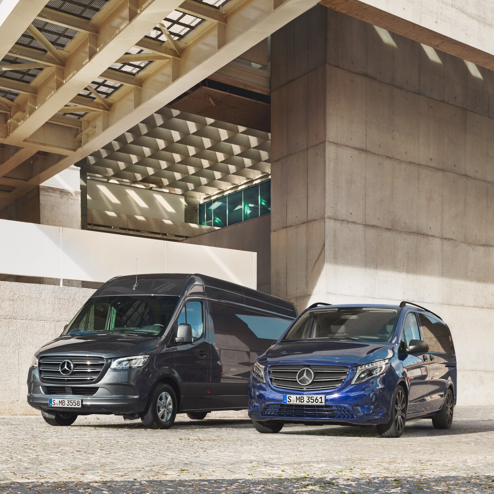 Le Vito Tourer, un VUL passager compact de Mercedes-Benz, accueille des passagers devant un bâtiment.