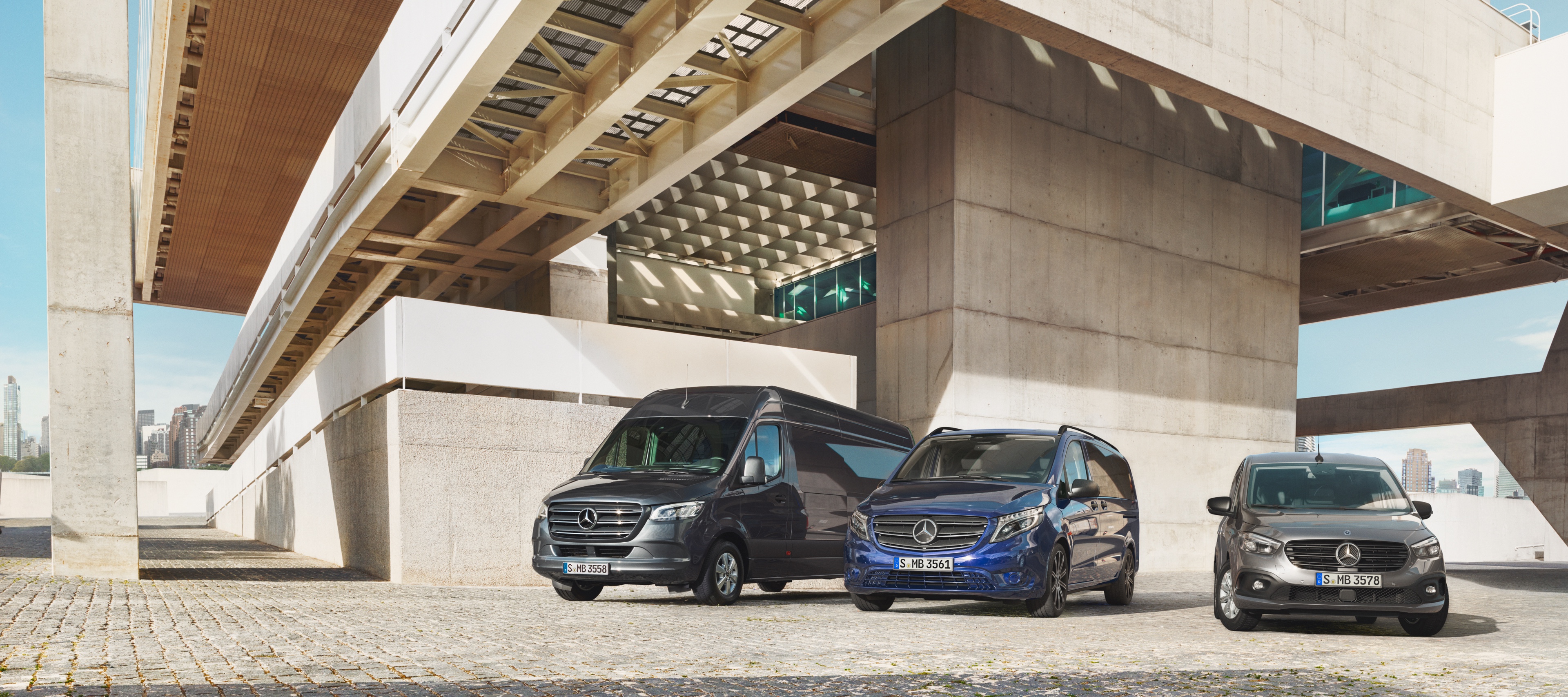 Tourer en kleine bussen | Mercedes-Benz bestelwagens De Vito Tourer, een compacte bestelwagen van Mercedes-Benz voor het personenvervoer, ontvangt passagiers voor een gebouw.