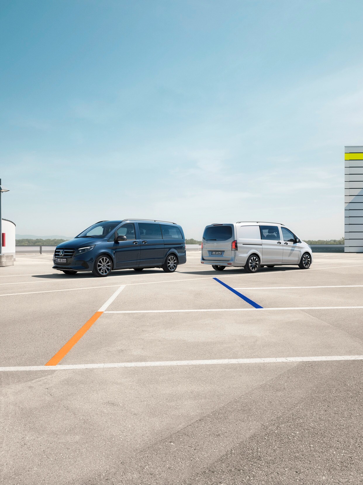 De Vito Tourer en Vito Mixto staan op een parkeerplaats.