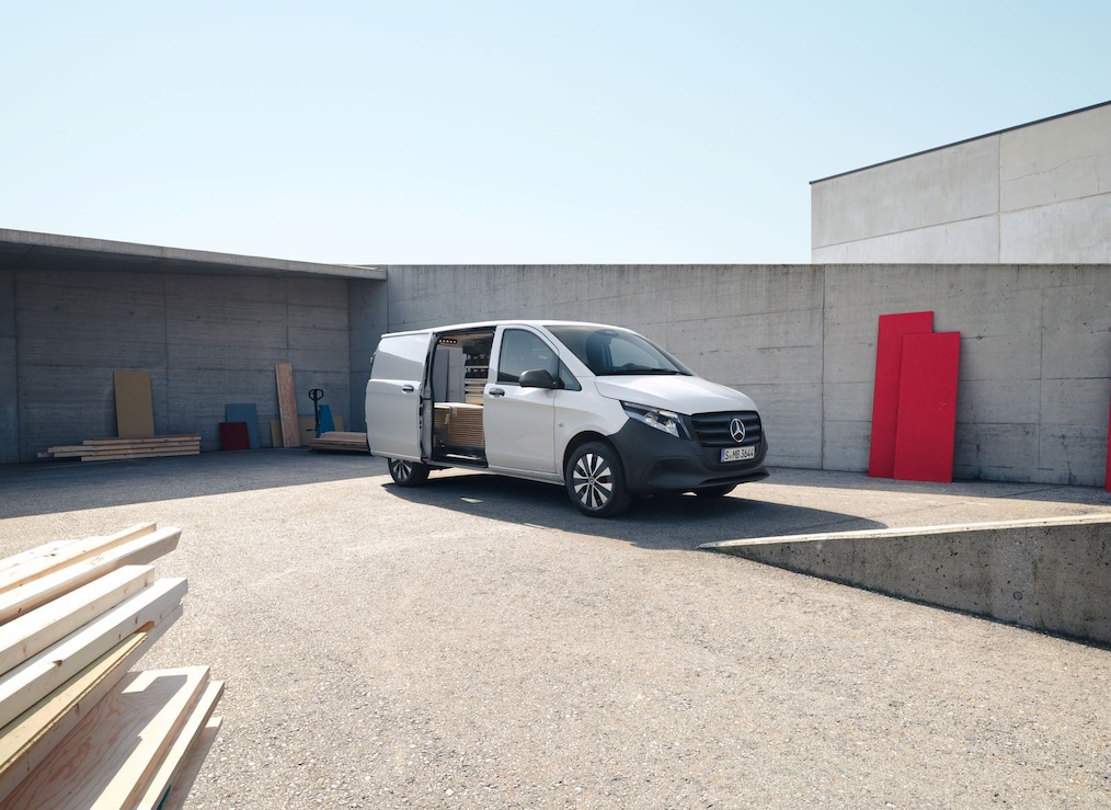 De Vito gesloten bestelwagen in een industriegebied met de schuifdeur aan de rechterzijde van de bestuurder geopend.