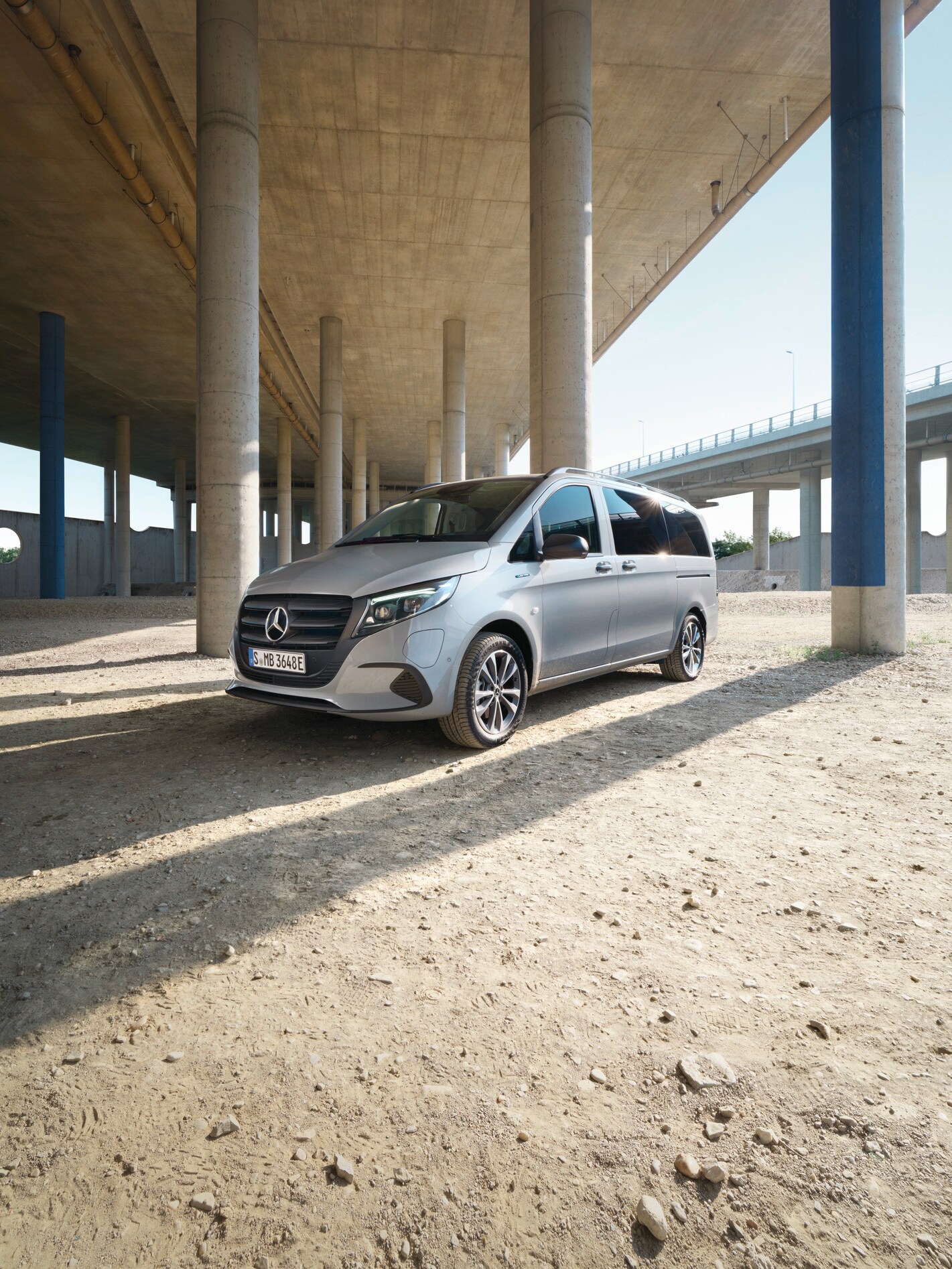 L'eVito Tourer sous un pont.