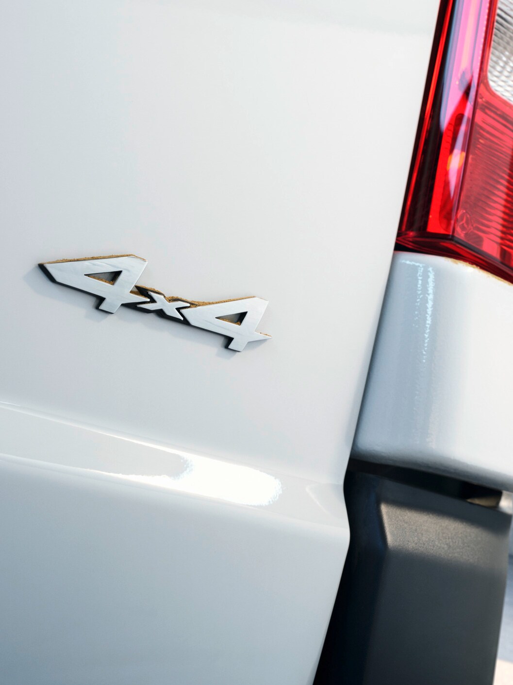 De achterzijde van de Vito Gesloten Bestelwagen met 4x4 badge.