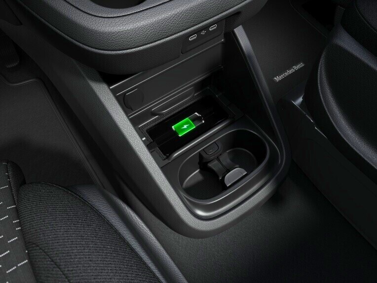 Met het draadloze oplaadsysteem voor mobiele apparatuur kunt u uw smartphone tijdens het rijden in het opbergvak van de middenconsole opladen.