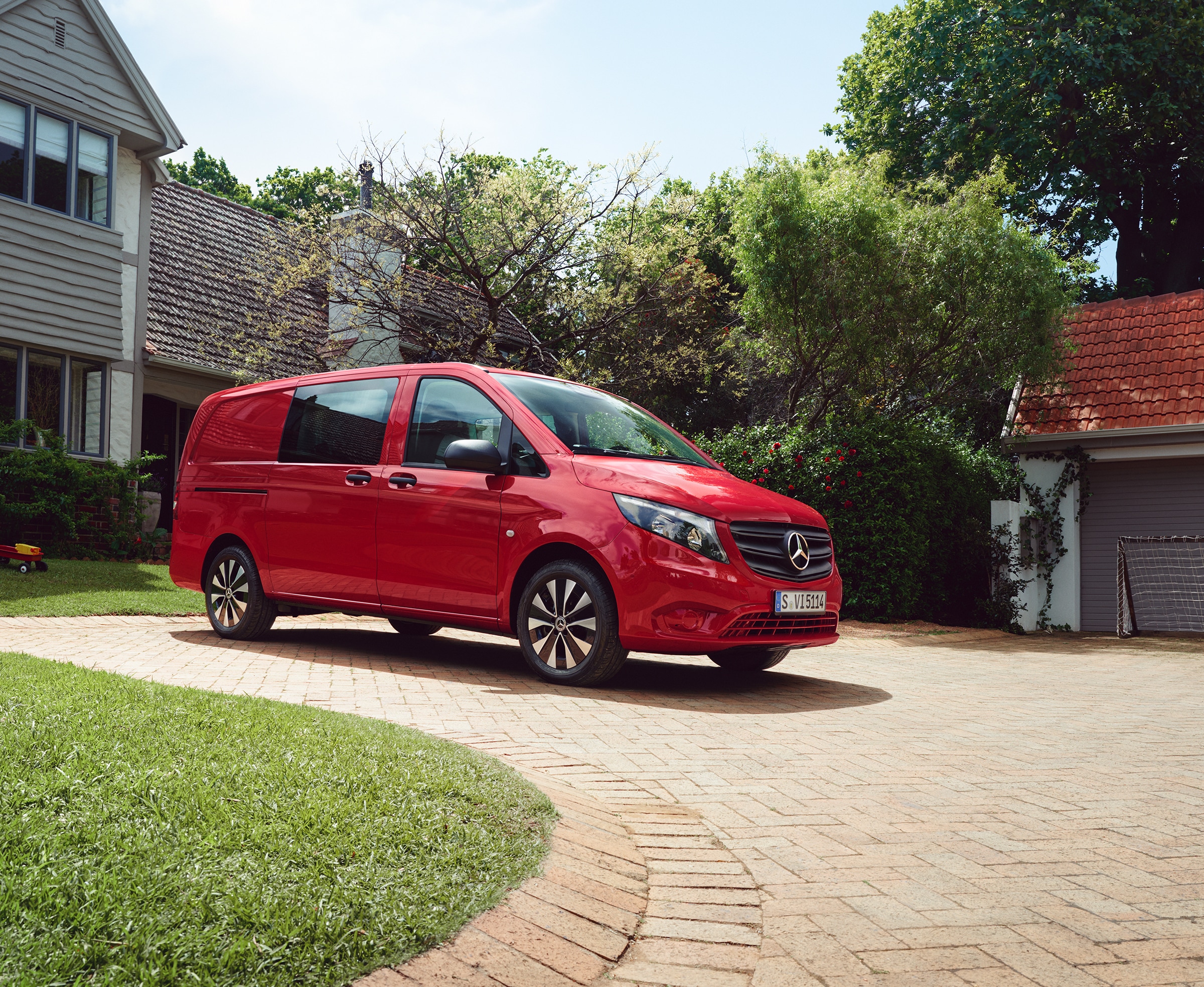Vito Mixto | Alle Vito-modellen | Mercedes-Benz Bestelwagens De Mercedes‑Benz Vito Mixto in een woonwijk, waarmee de veelzijdigheid van personen- en goederenvervoer in één voertuig wordt benadrukt.