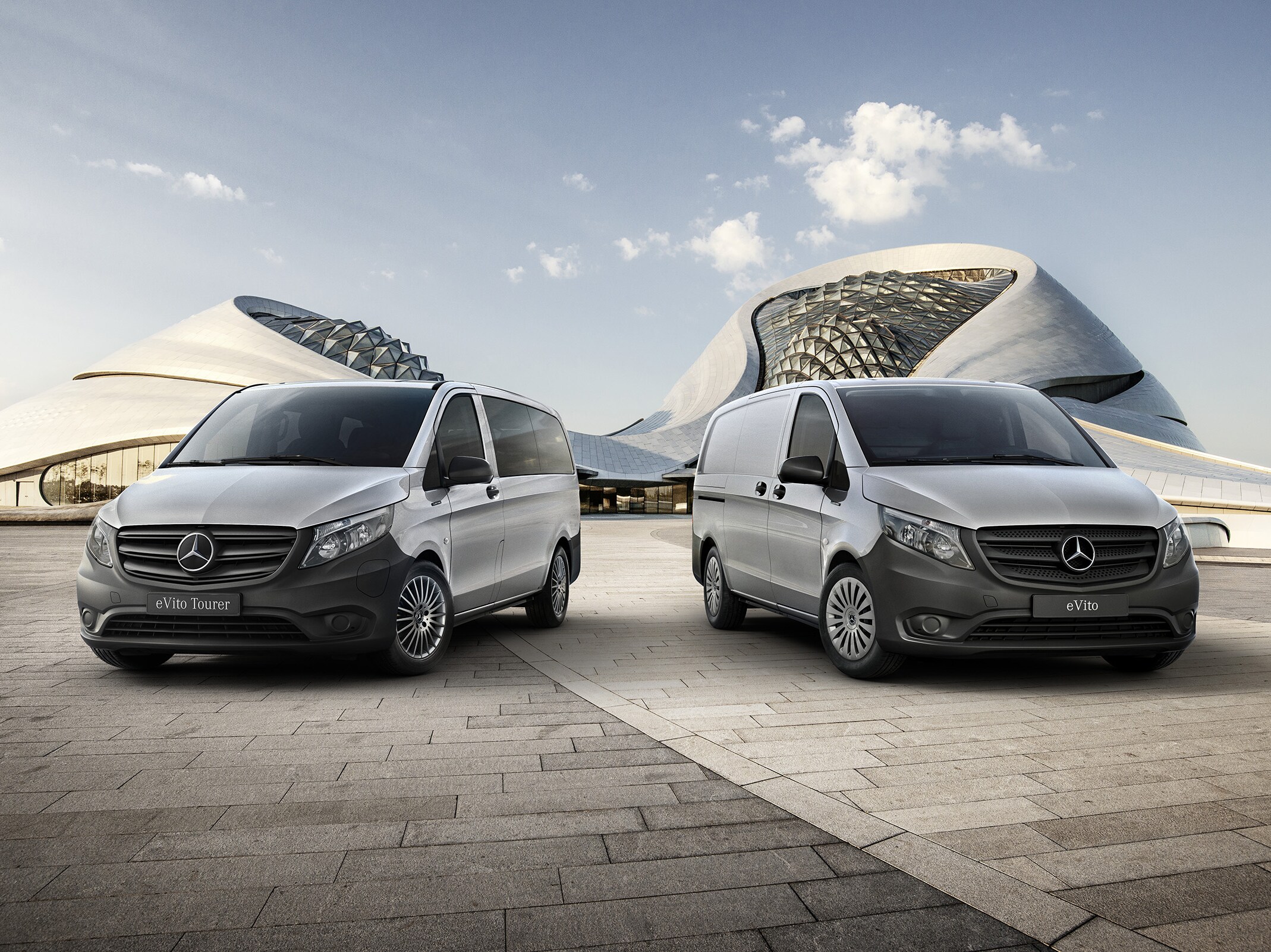 Les modèles eVito Fourgon et Tourer devant un bâtiment futuriste