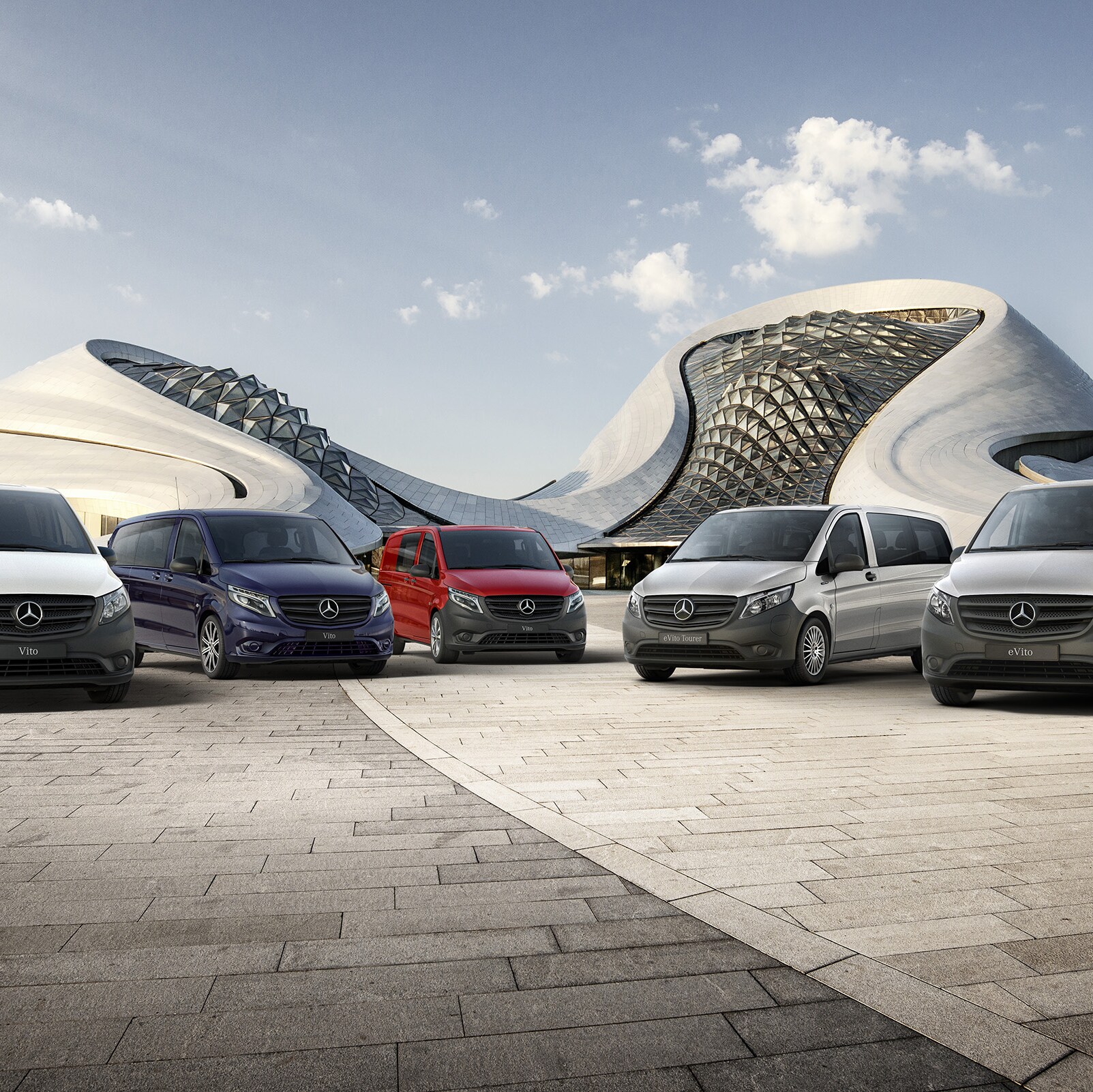 De Mercedes-Benz eVito Gesloten bestelwagen, de Vito Gesloten bestelwagen, de Vito Mixto, de eVito Tourer en de Vito Tourer staan naast elkaar voor een futuristisch gebouw