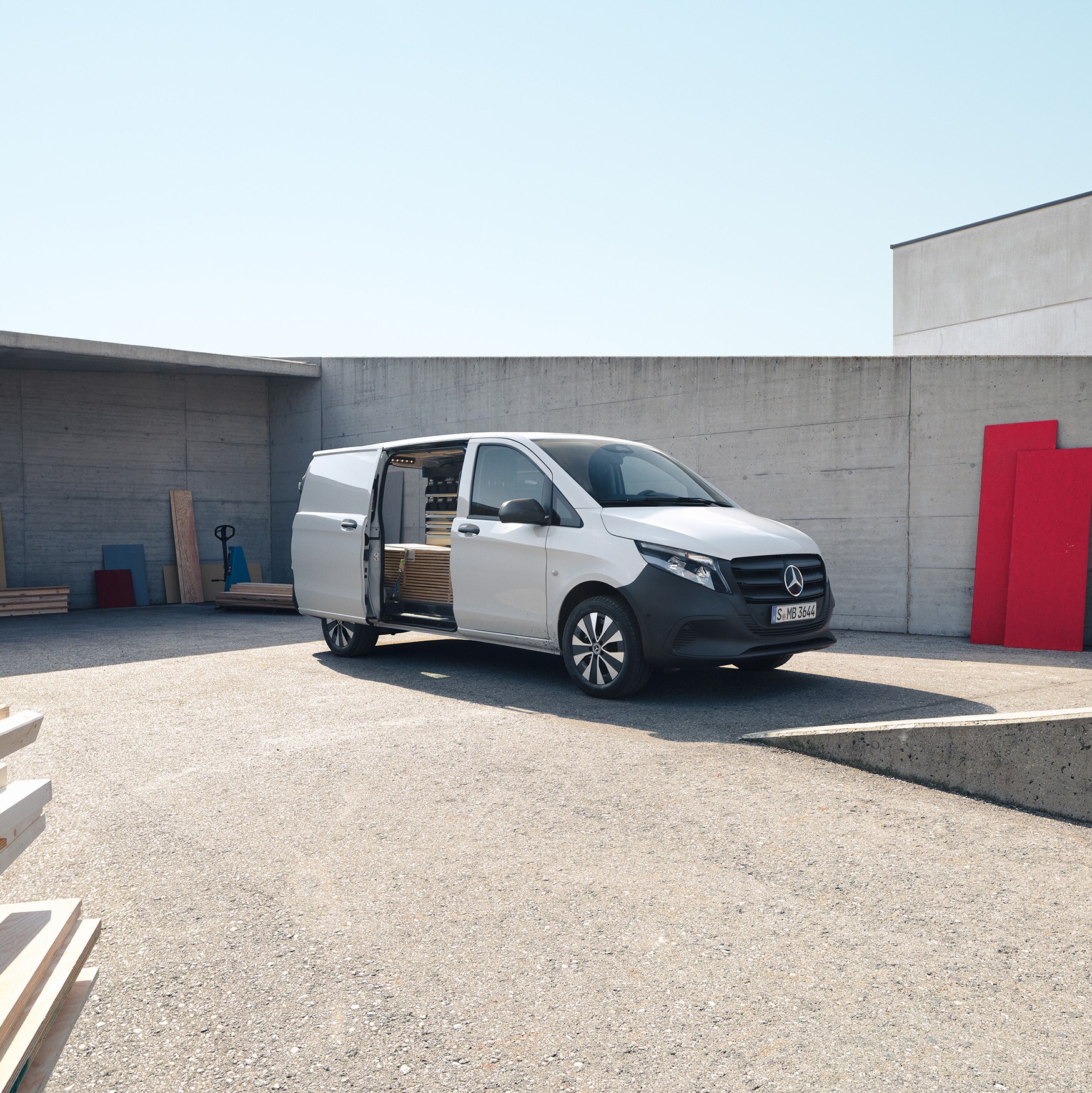Mercedes‑Benz Vito Gesloten bestelwagen met overzichtelijke laadruimte op een bouwplaats