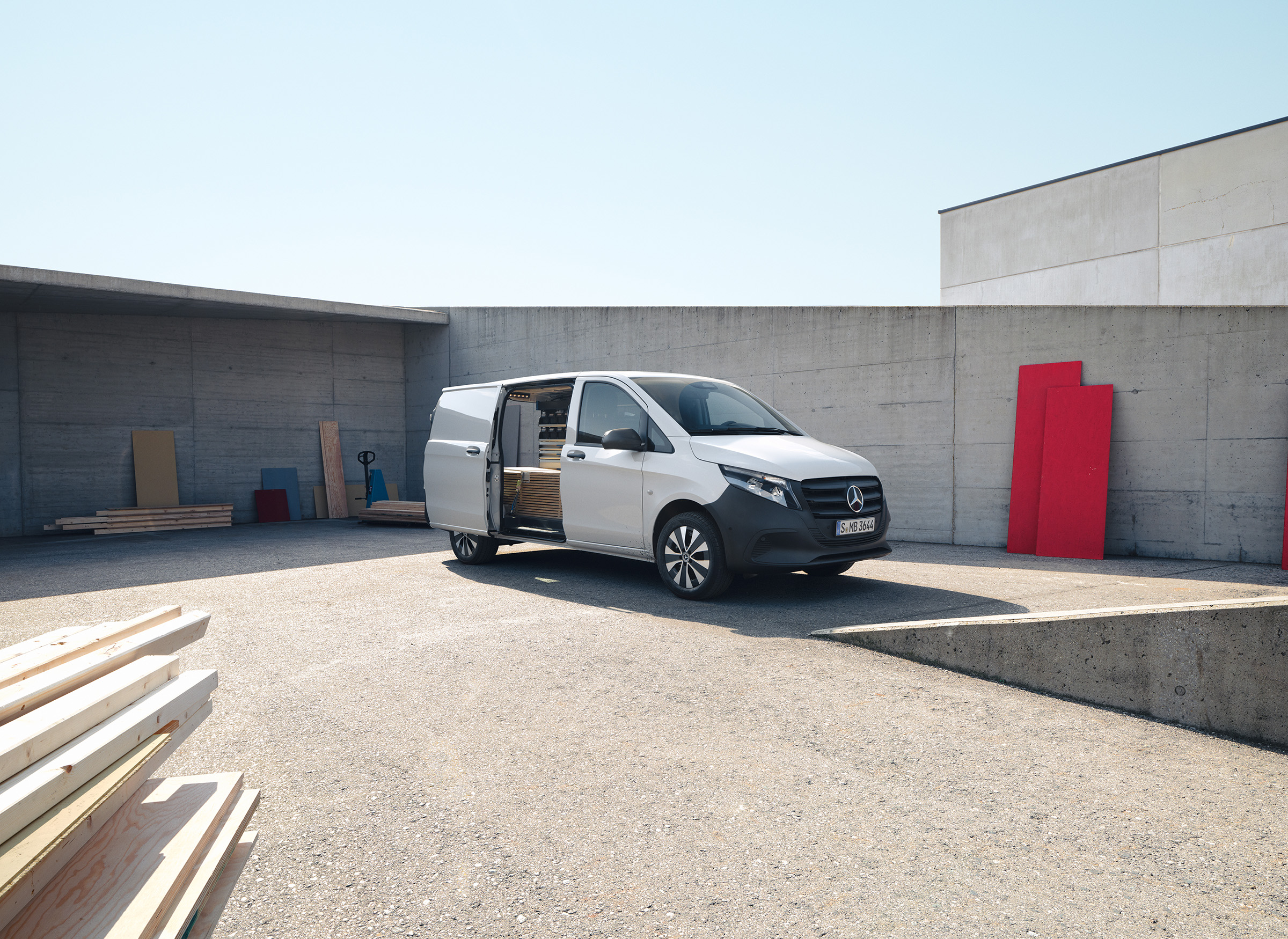 Vito Gesloten bestelwagen | Alle Vito-modellen | Mercedes-Benz Bestelwagens Mercedes‑Benz Vito Gesloten bestelwagen met overzichtelijke laadruimte op een bouwplaats