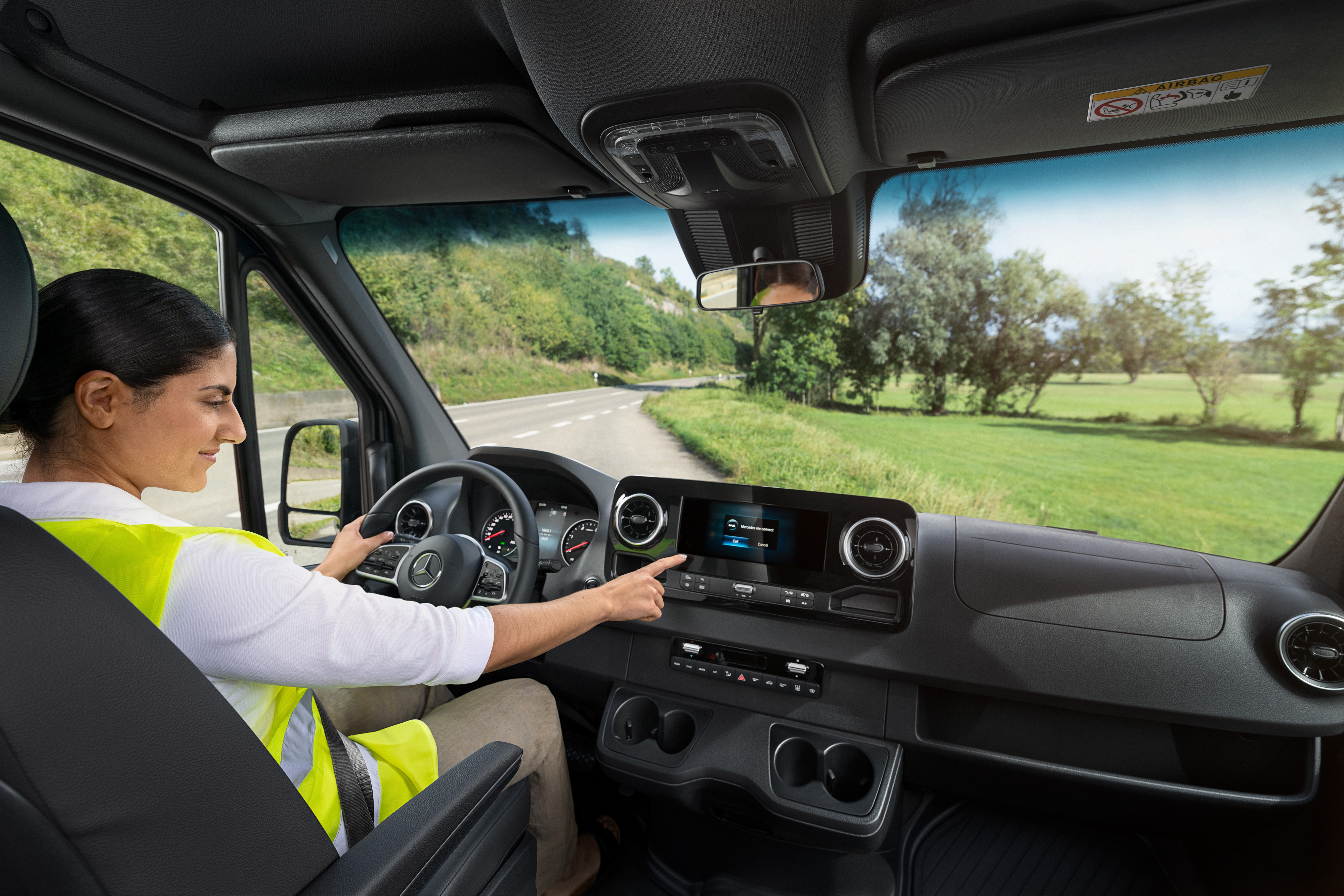 Mercedes-Benz Bedrijfswagen | Vans Care | Service24h Bestuurster in een Mercedes-Benz Sprinter Gesloten Bestelwagen belt bij een storing de Mercedes-Benz Service24h-hotline via het voertuigmenu.