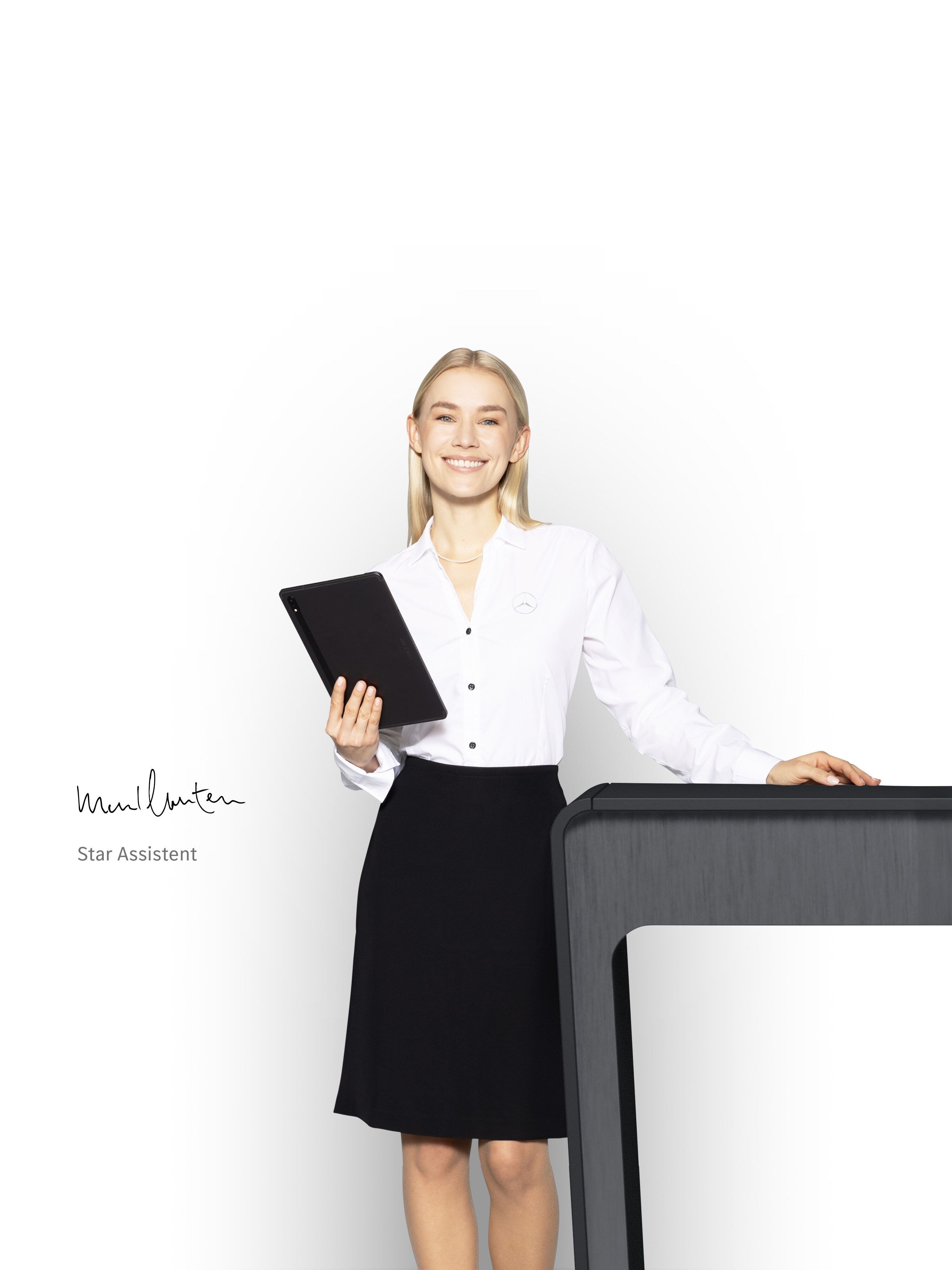 Une femme, assistante vedette, debout, une tablette à la main, prête à apporter son aide de manière compétente.