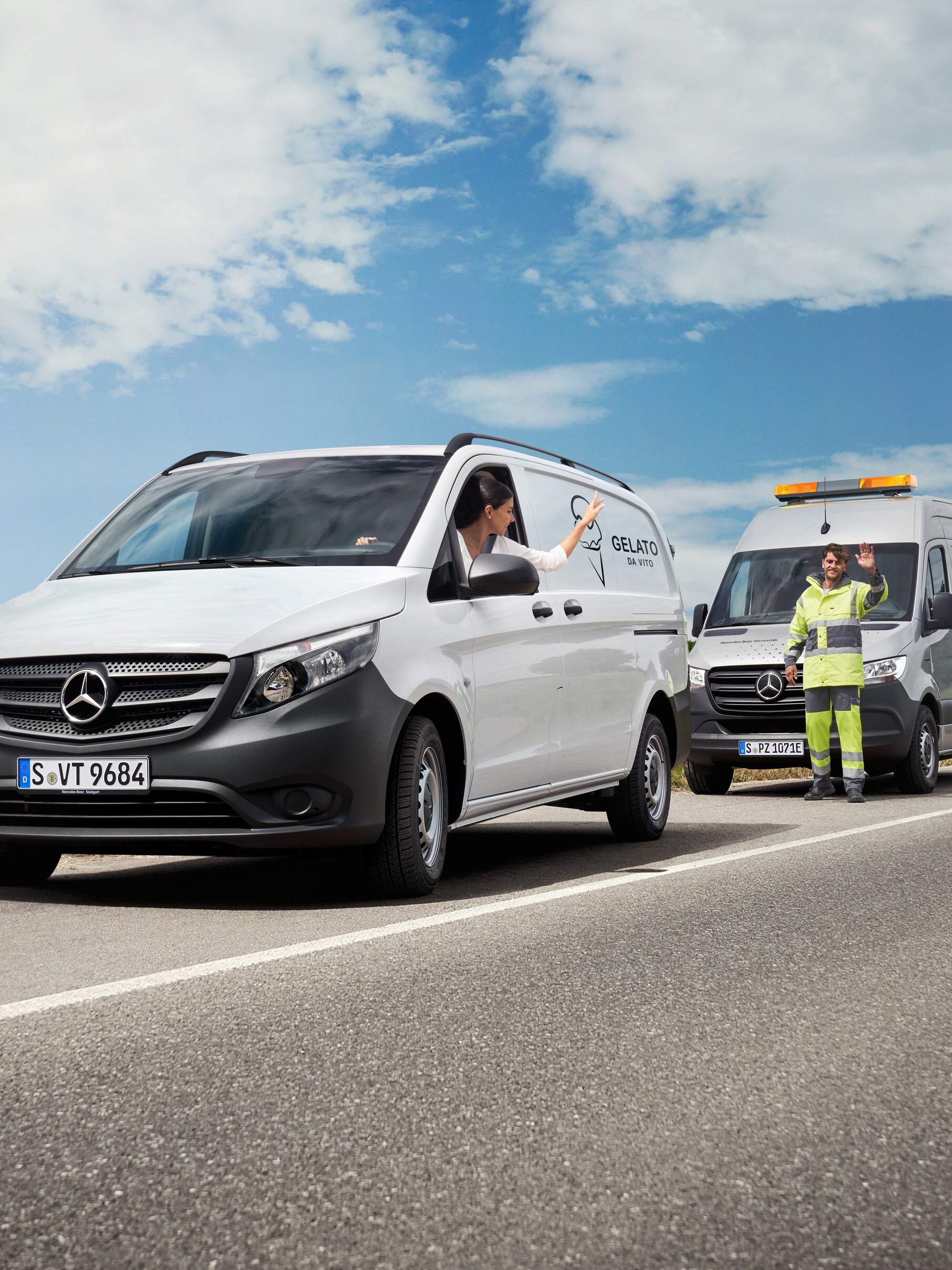 Deskundige ondersteuning als het om zorg gaat: Mercedes-Benz Service helpt een bestelwagenchauffeur langs de weg, beiden zwaaien vriendelijk.