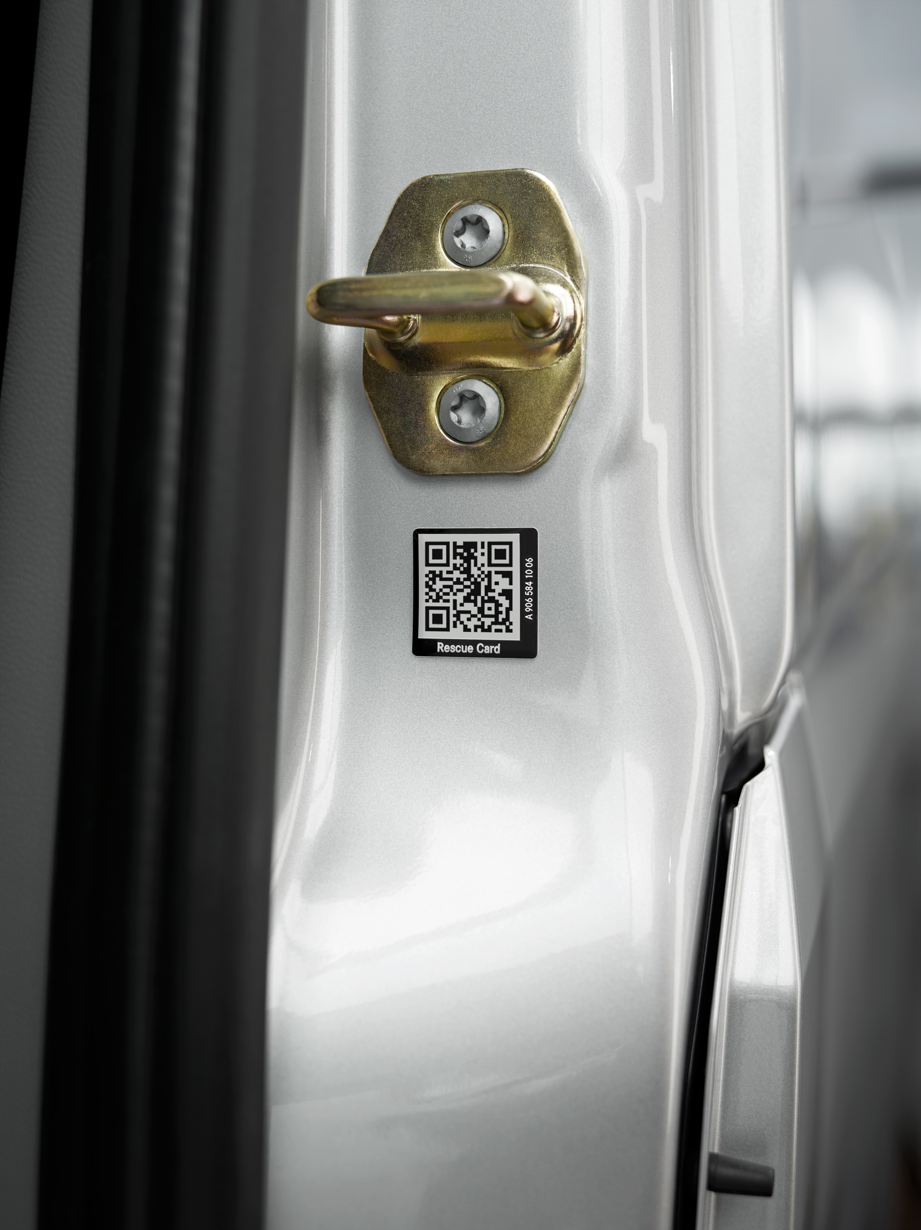 Mercedes-Benz Bedrijfswagen | Vans Care | Reddingssticker Close-up van een reddingskaartsticker met QR-code op de voertuigdeur voor snelle hulp in noodgevallen.