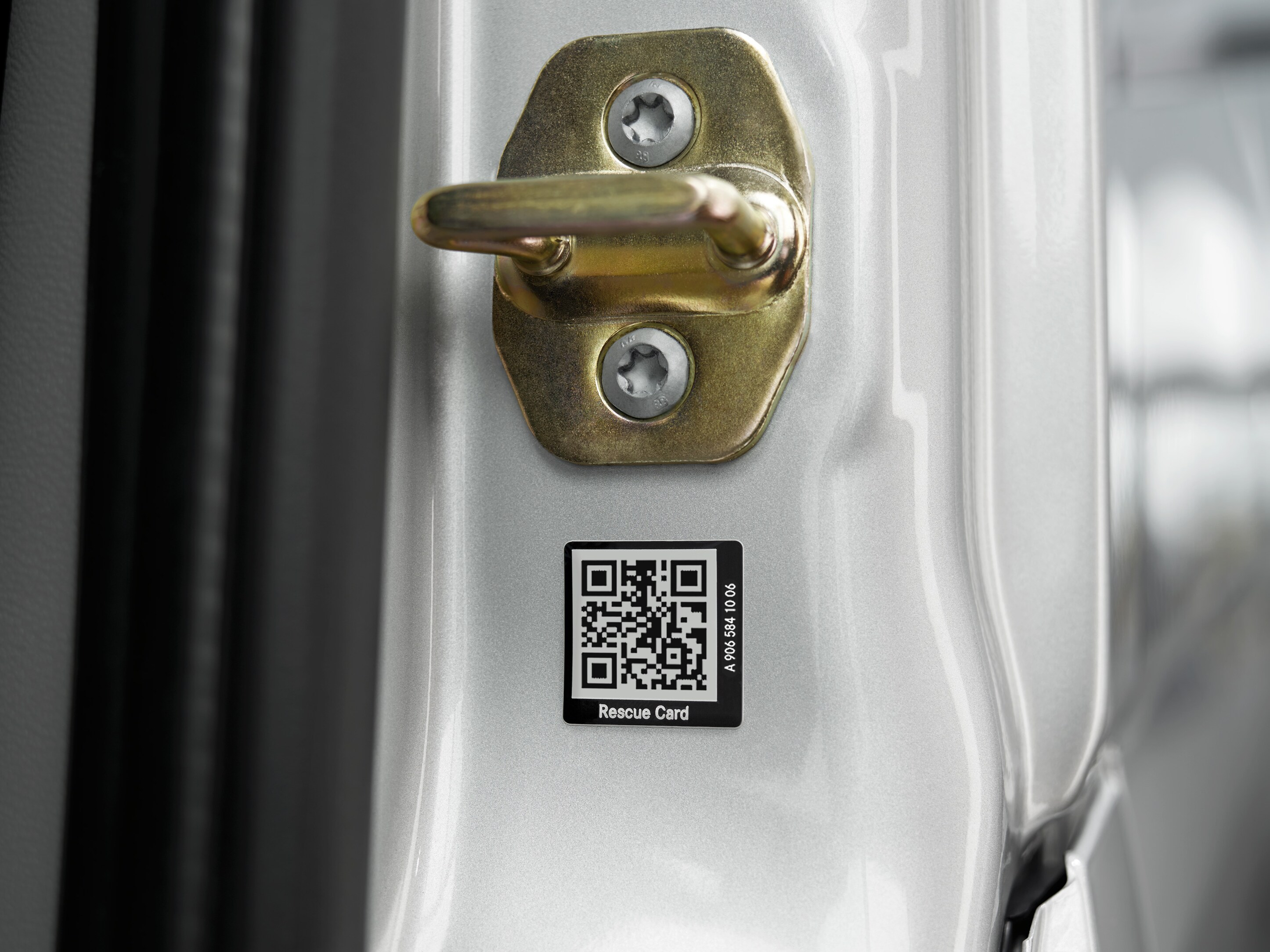 Close-up van een reddingskaartsticker met QR-code op de voertuigdeur voor snelle hulp in noodgevallen.