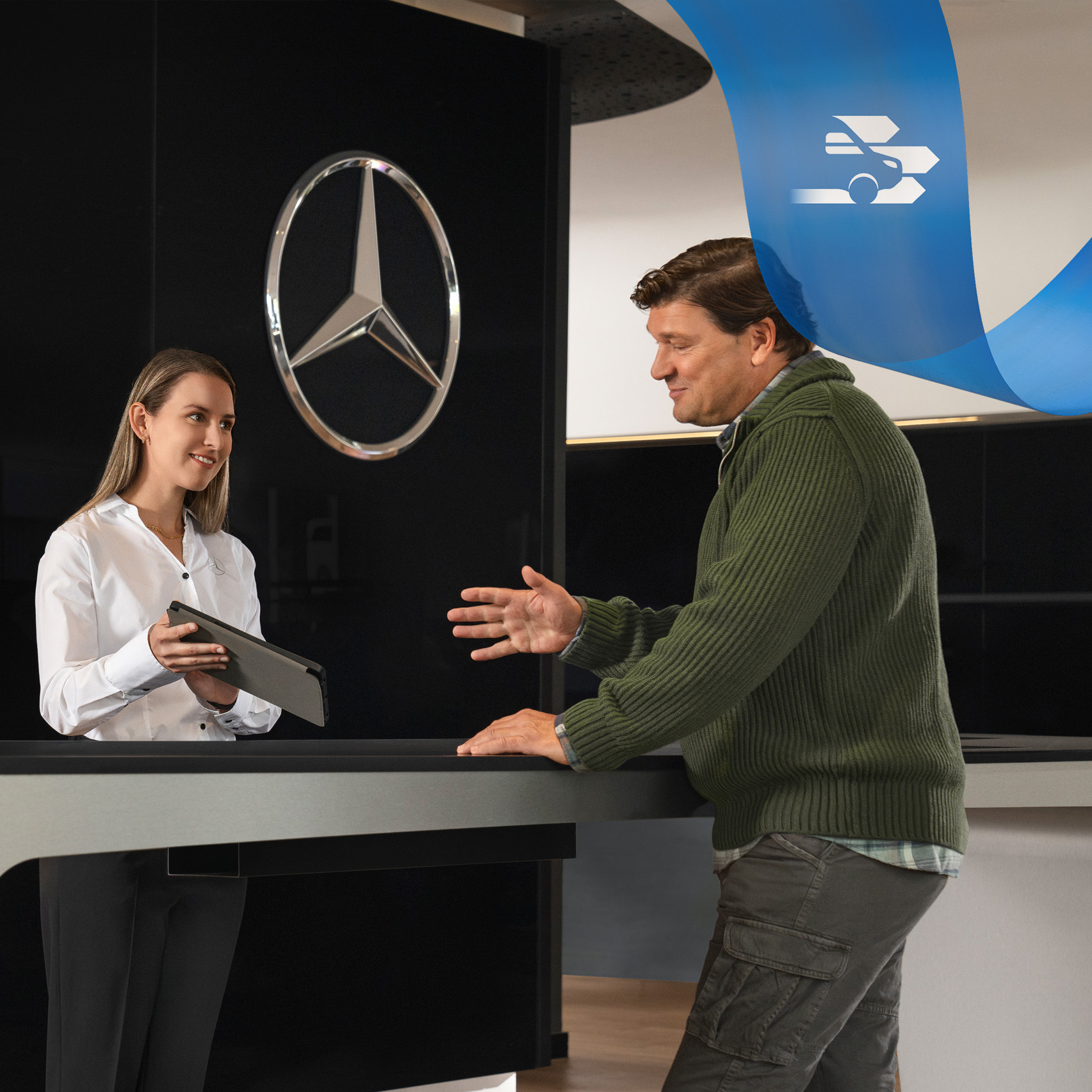 Mercedes-Benz | Van Care | Individuele ondersteuning Mercedes-Benz medewerker biedt ondersteuning aan een klant bij een receptiebalie.
