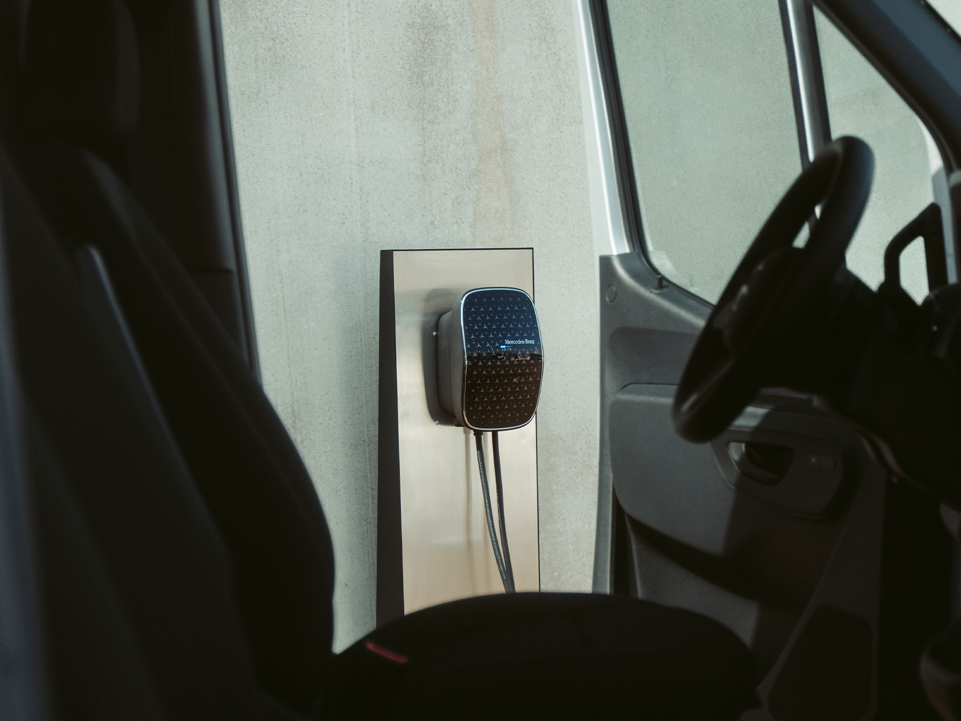 Recharge à domicile | Recharge | Utilitaires légers Mercedes-Benz Un utilitaire léger électrique à usage professionnel Mercedes-Benz en cours de recharge sur une Mercedes-Benz Wallbox.