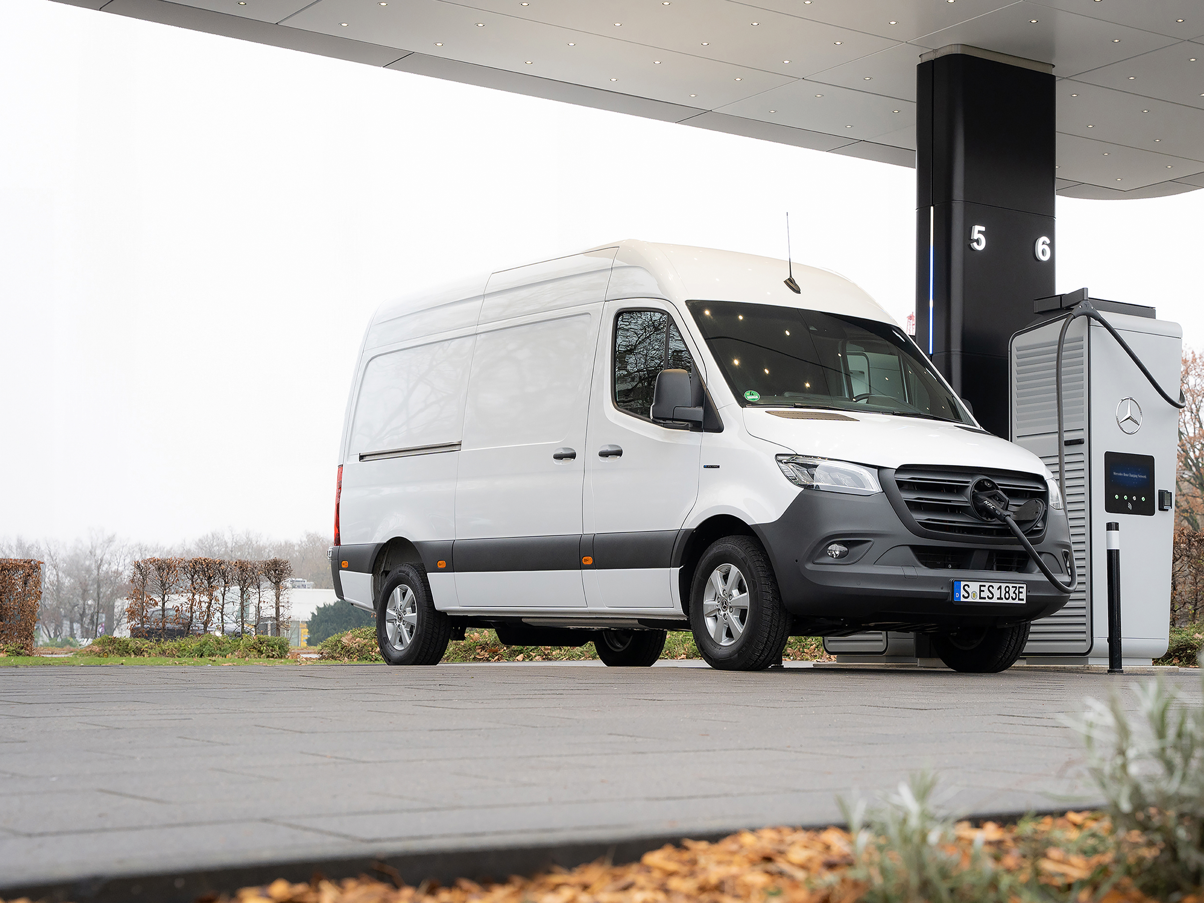 Recharge publique | Recharge | Utilitaires légers Mercedes-Benz Recharger son véhicule en déplacement avec MB.CHARGE Public.