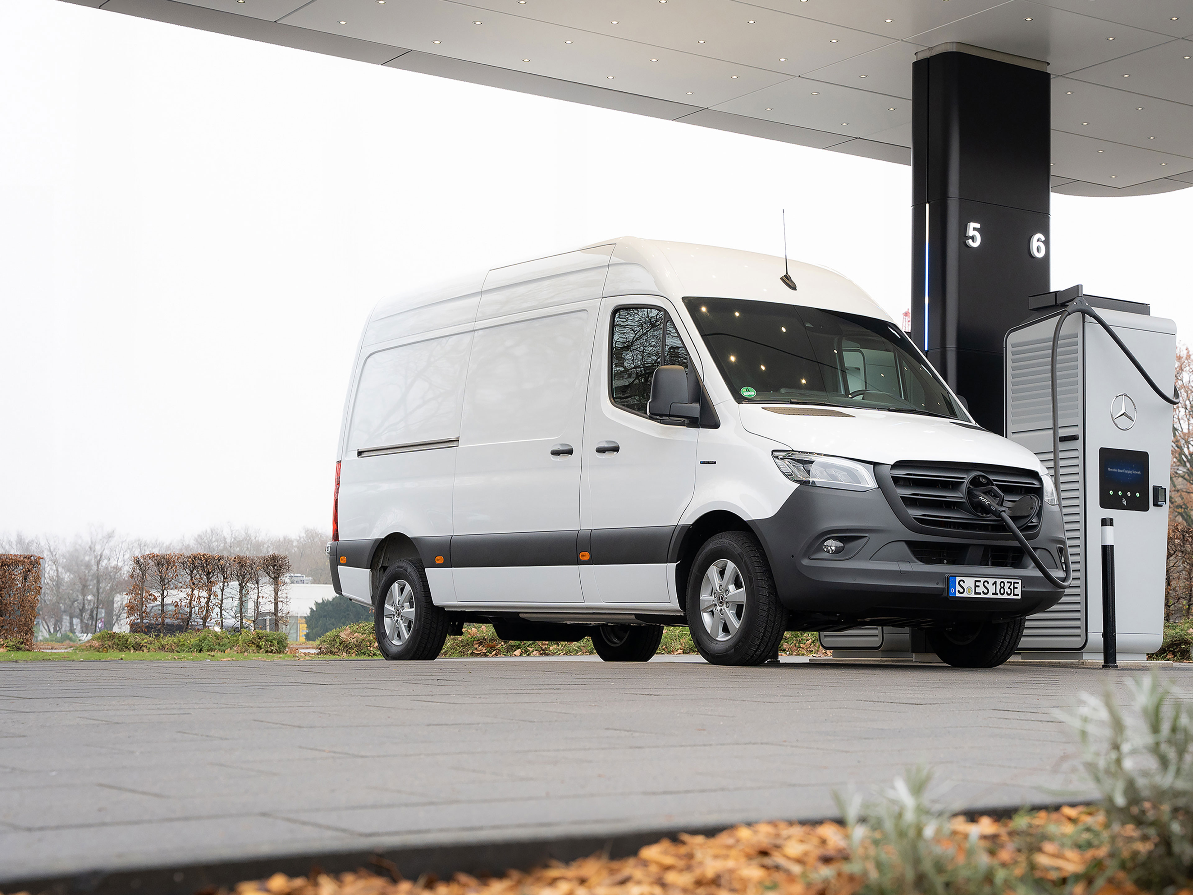 Mercedes-Benz laadnetwerk | Laden onderweg | Mercedes-Benz bestelwagens Een Mercedes-Benz bestelwagen voor een laadstation tijdens het opladen.