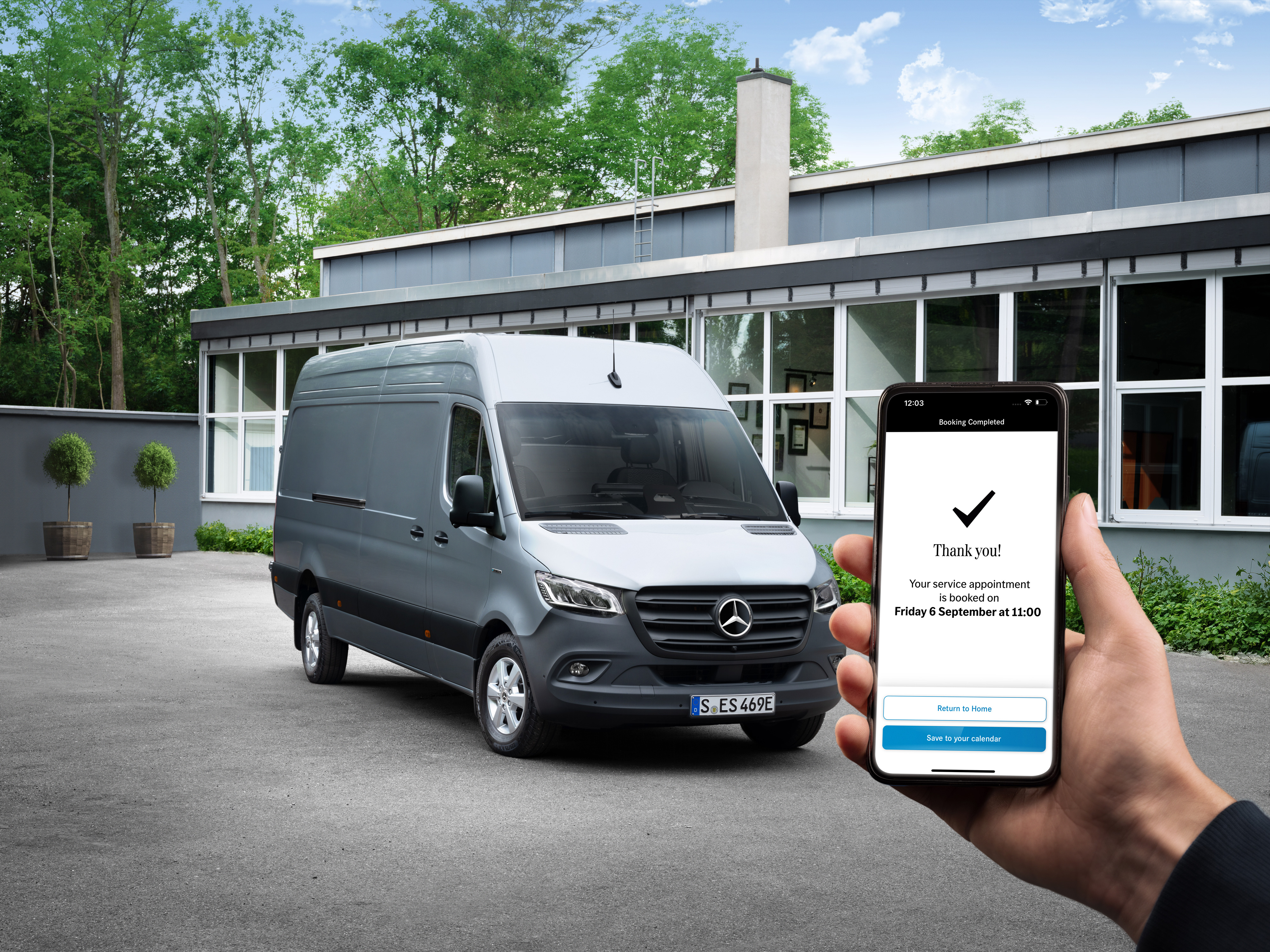 Mercedes-Benz Bedrijfswagens | Dealer Grijze Mercedes-Benz Sprinter Gesloten Bestelwagen voor kantoor met persoon die smartphone vasthoudt.