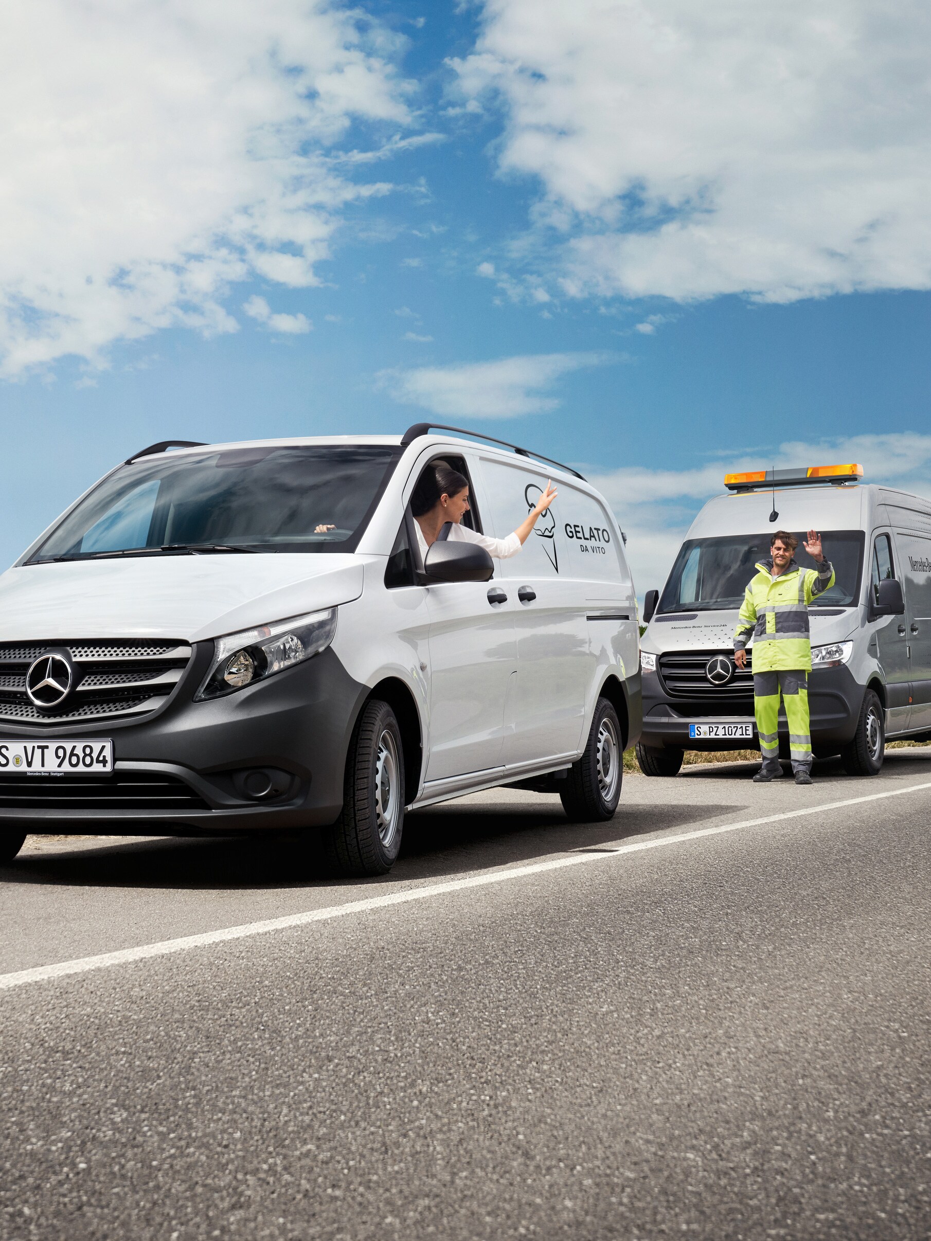 Vrouw in witte Mercedes-Benz Vito zwaait naar servicemonteur langs de weg als onderdeel van MobiloVan.