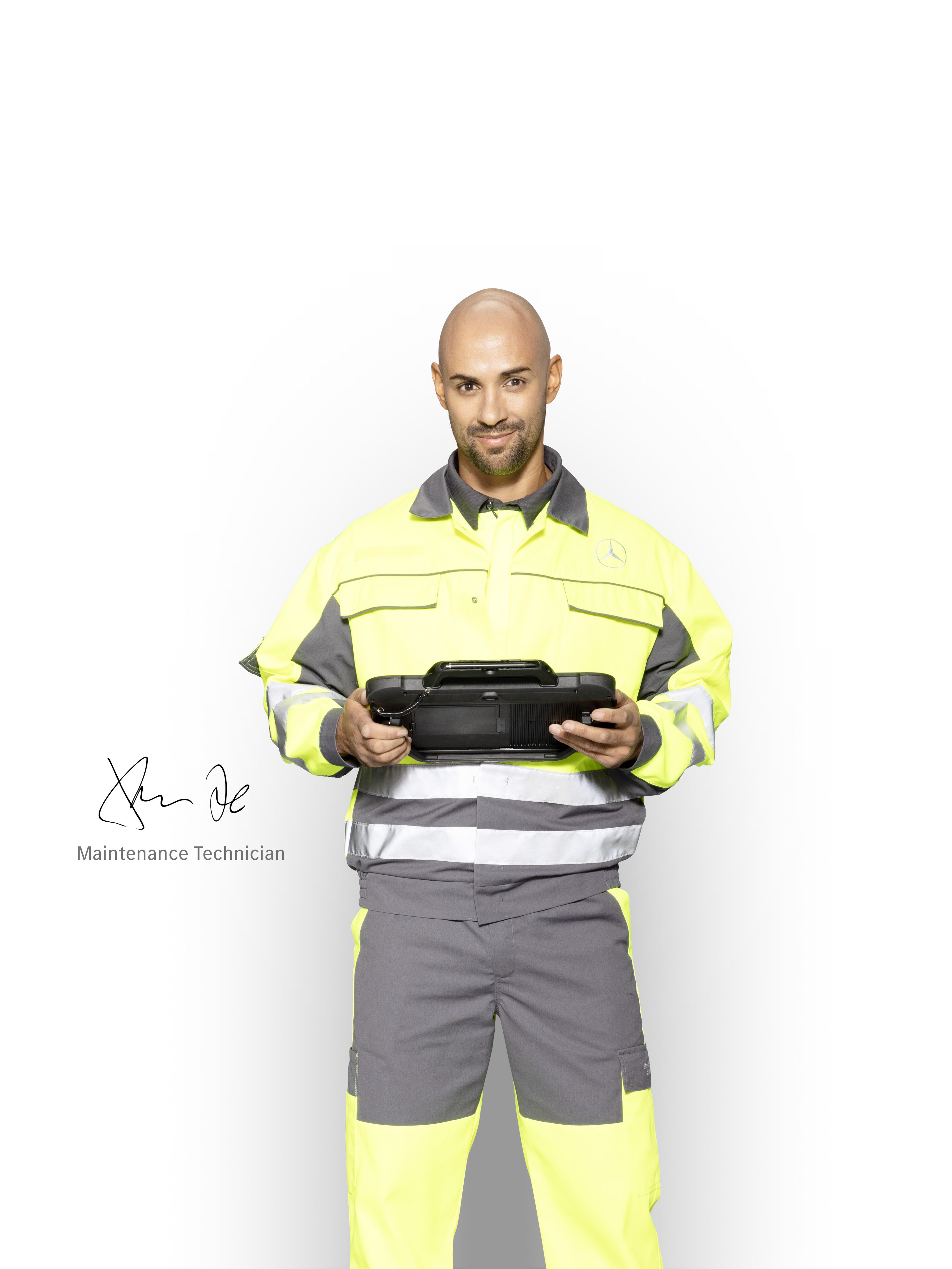 Mercedes-Benz servicetechnicus met een tablet, klaar om de mobiliteitsgarantieservices voor uw bestelwagen te controleren