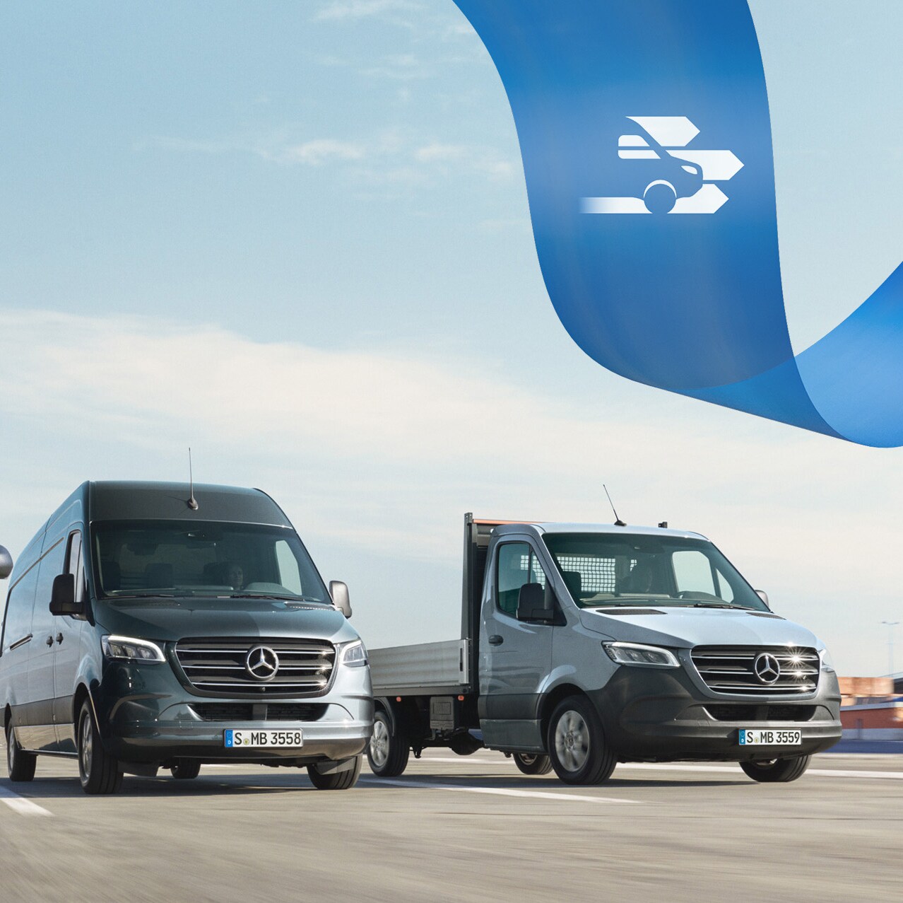 Une gamme d'utilitaires légers Mercedes-Benz sur la route avec des conteneurs d'expédition en arrière-plan.