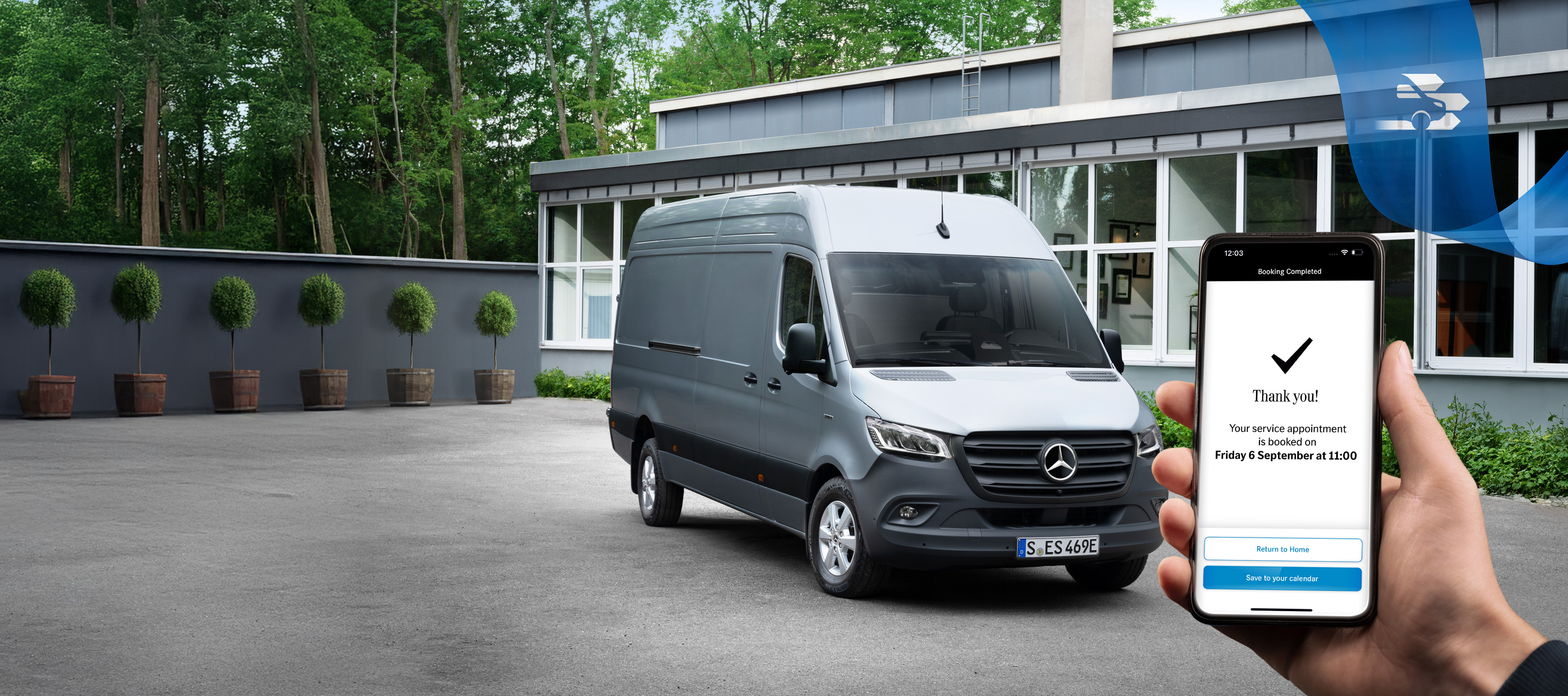 Mercedes-Benz Bedrijfswagens | Online afspraak maken Een grijze Mercedes-Benz Sprinter Gesltoten Bestelwagen voor een kantoorgebouw, met op de voorgrond een hand die een smartphone vasthoudt.