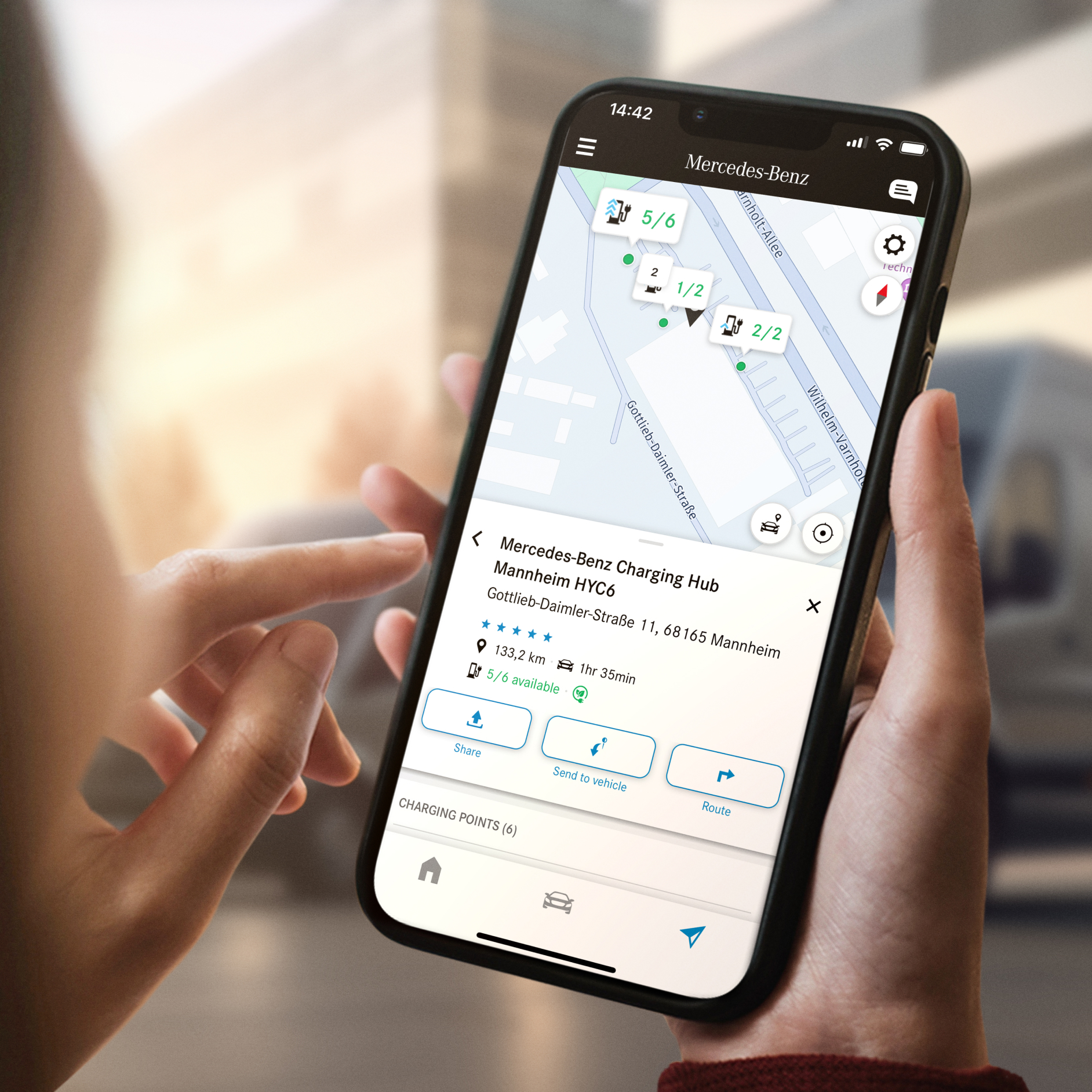 Mercedes me Charge | Offres digitales | Mercedes-Benz La fonction Mercedes me Charge sur un smartphone.