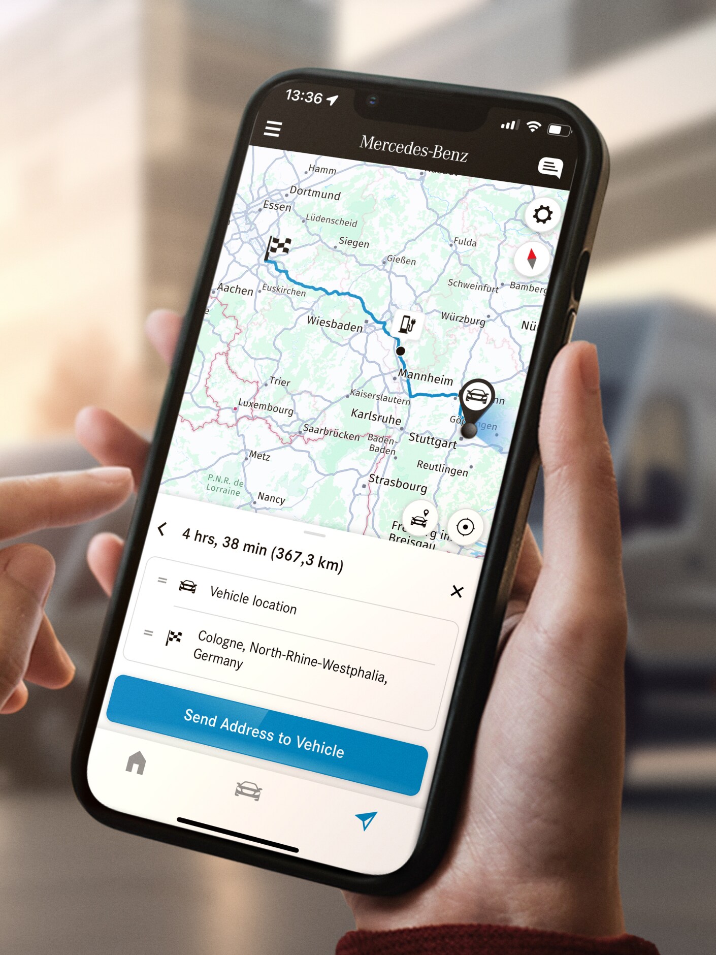 La fonction Navigation avec intelligence électrique de Mercedes-Benz sur un smartphone.