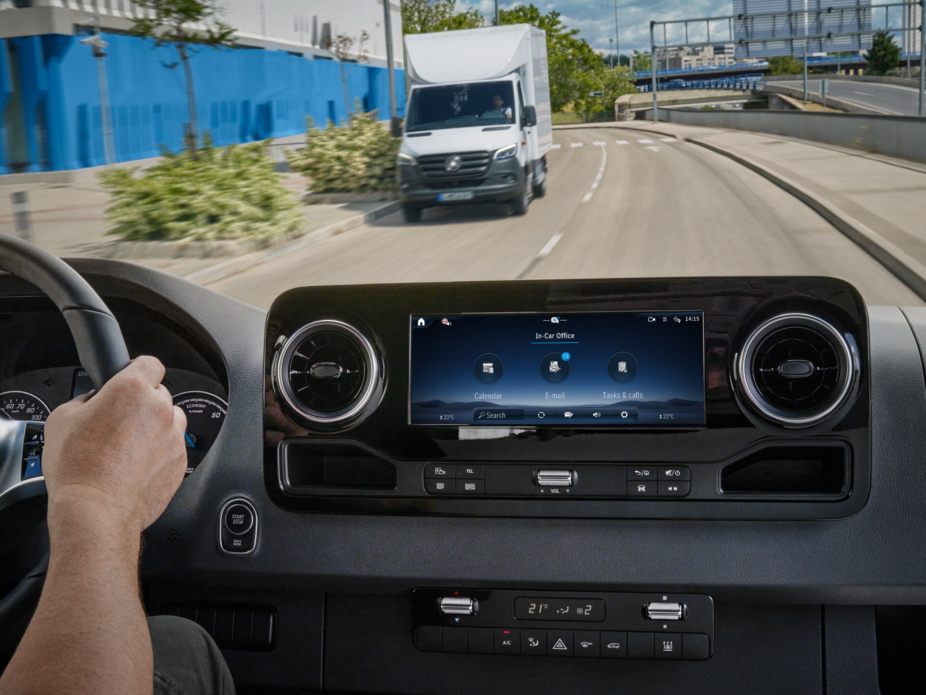 De functie In-Car Office in het MBUX multimediasysteem in een Mercedes-Benz bestelwagen.
