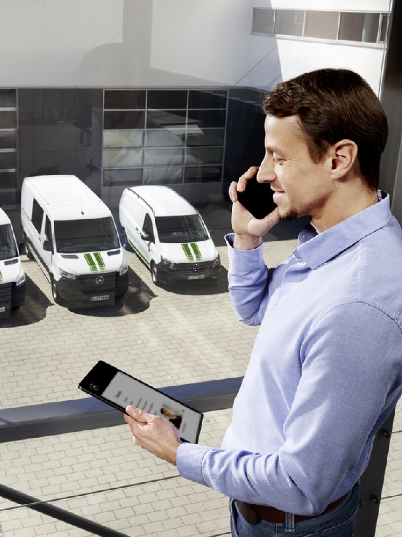 Voertuigmanagment  met Mercedes-Benz Van Uptime, met drie Mercedes-Benz bestelwagens op de achtergrond.