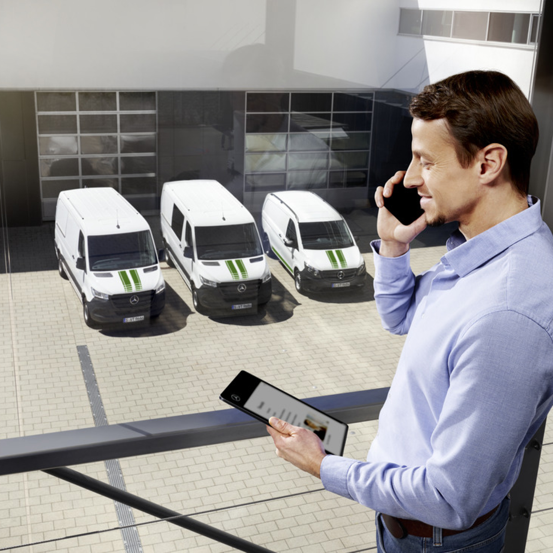 Van Uptime | Digitale extra's | Mercedes-Benz Voertuigmanagment met Mercedes-Benz Van Uptime, met drie Mercedes-Benz bestelwagens op de achtergrond.