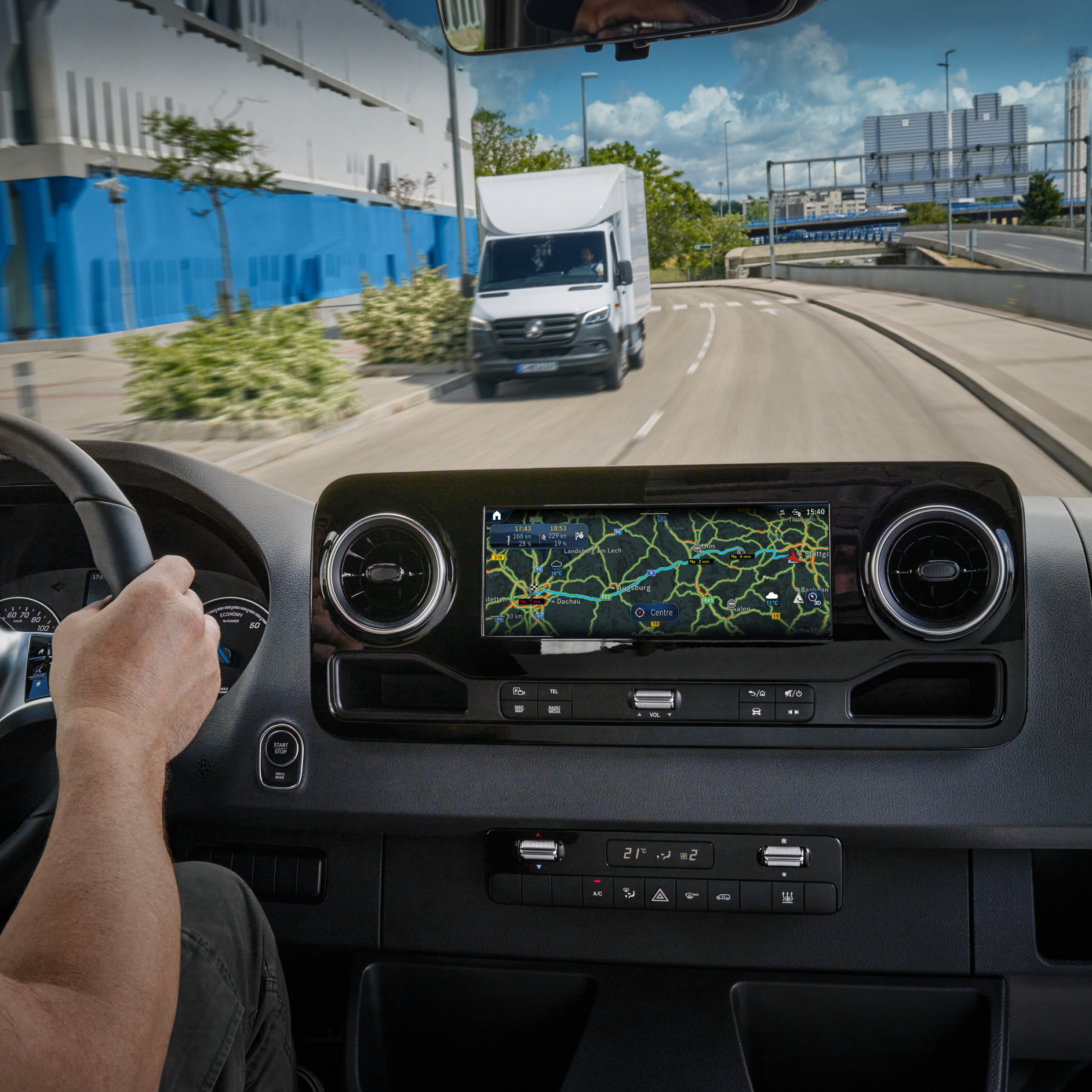 Live Traffic Information | Digitale extra’s | Mercedes-Benz De digitale extra's voor Live Traffic Information van Mercedes-Benz in het MBUX multimediasysteem.