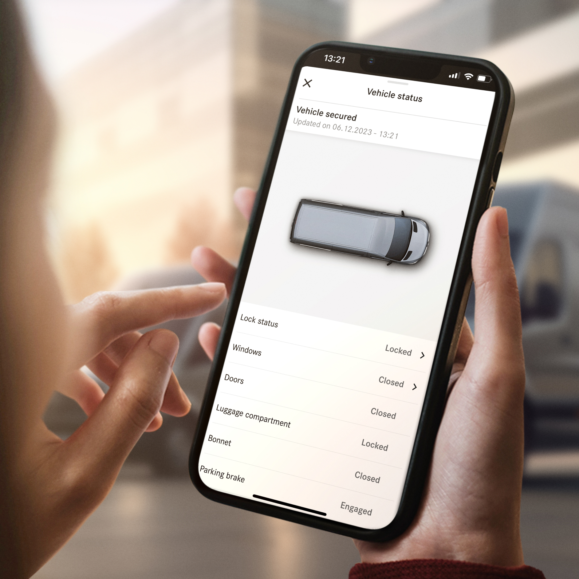 Interrogation à distance de l'état du véhicule | Offres digitales | Mercedes-Benz La fonction Interrogation à distance de l'état du véhicule de Mercedes-Benz sur un smartphone.